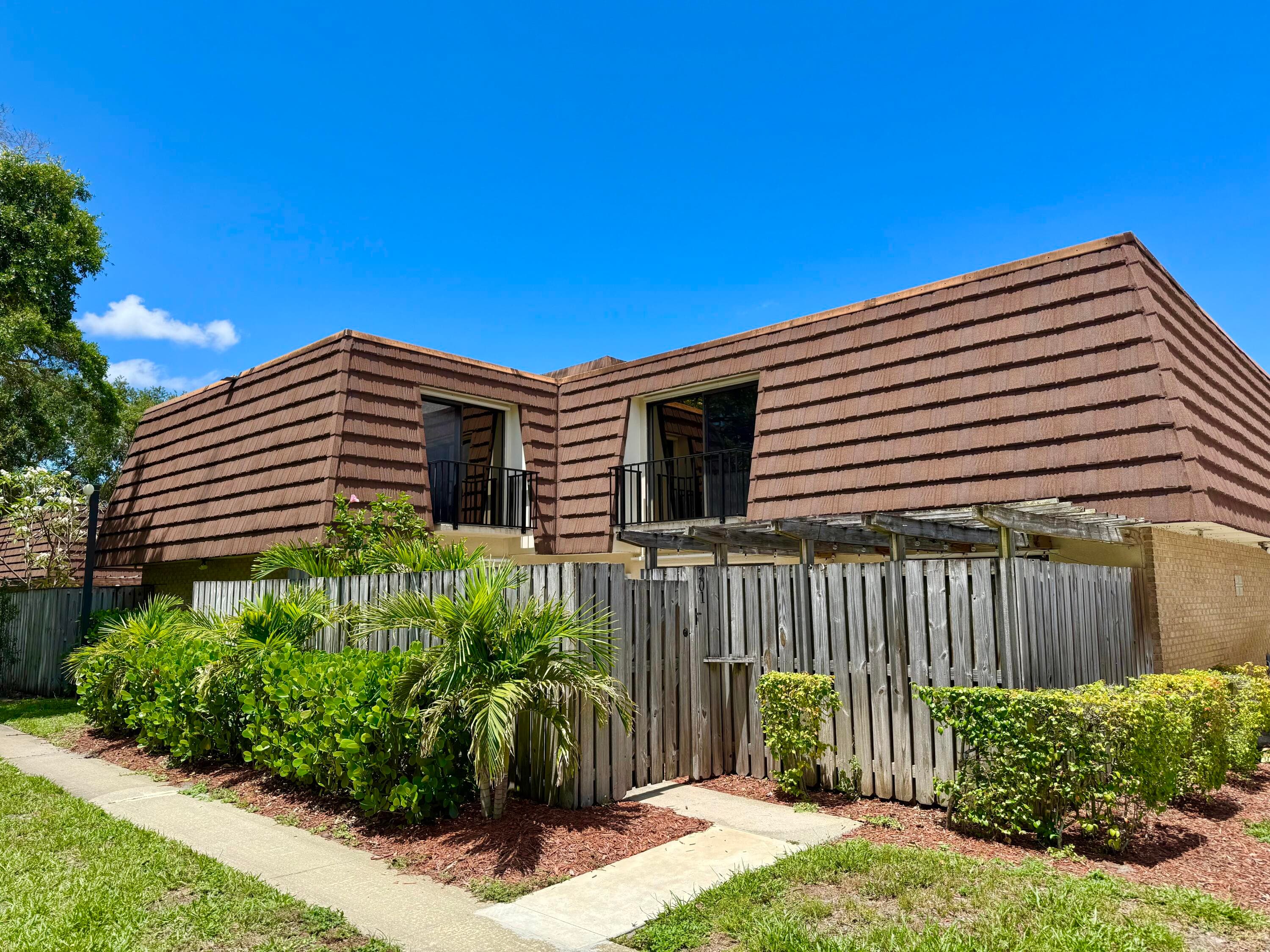 201 2nd Lane, Palm Beach Gardens, FL 33418 — photo 1 of 28
