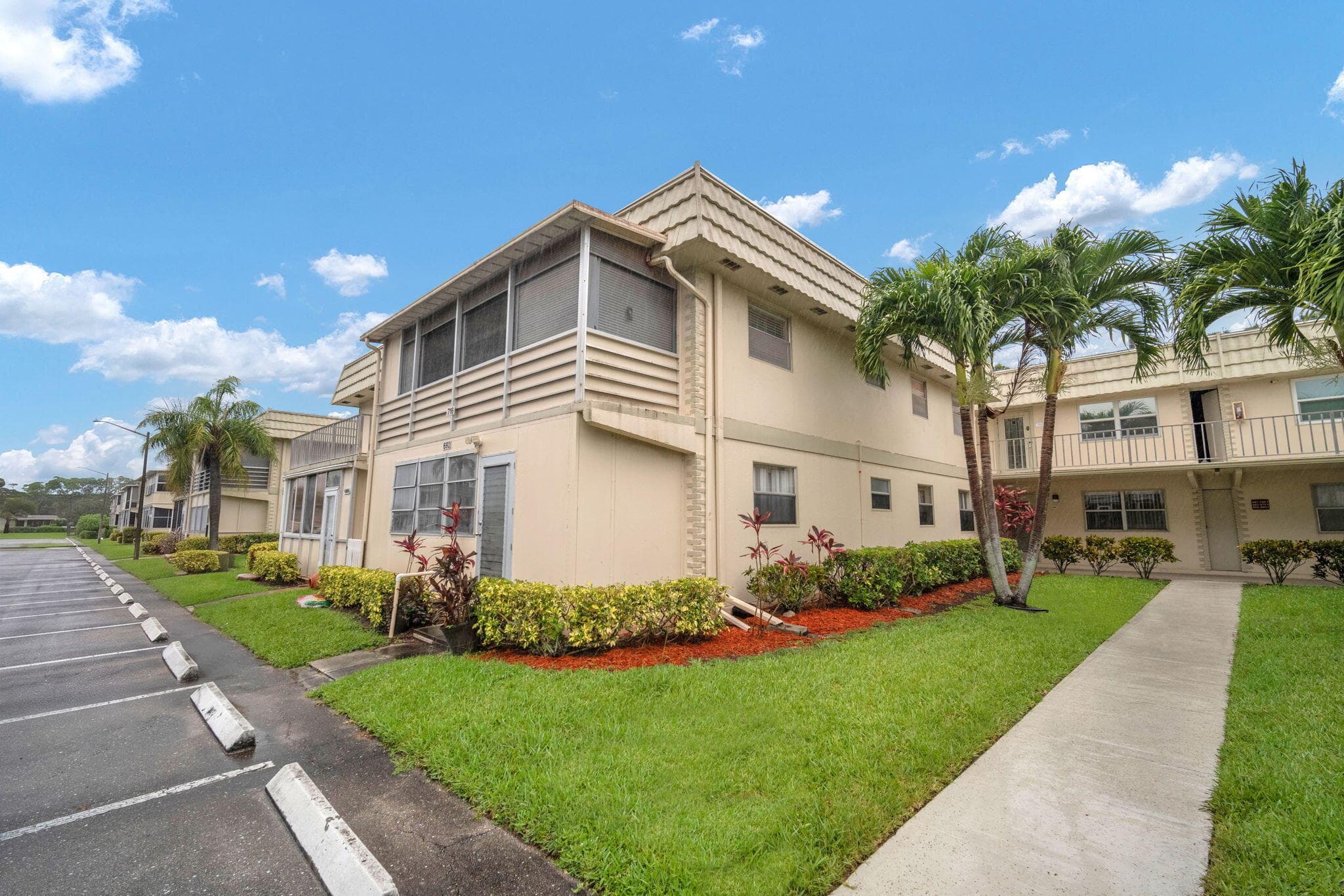 716 Saxony Place O, Delray Beach, FL 33446 — photo 1 of 32