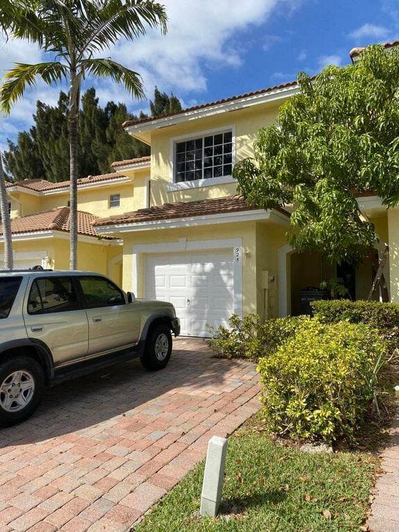 925 Imperial Lake Road, West Palm Beach, FL 33413 — photo 2 of 17