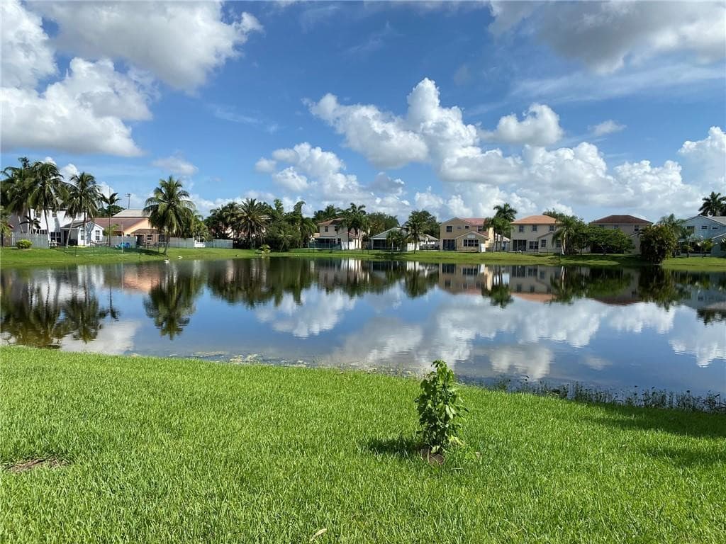 19199 NW 19th Street, Pembroke Pines, FL 33029 — photo 5 of 34