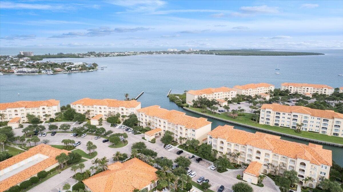 5 E Harbour Isle Dr Drive E 103, Fort Pierce, FL 34949 — photo 1 of 33