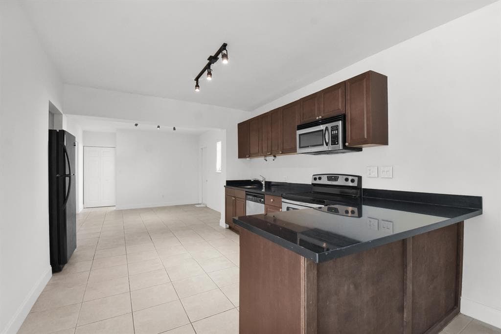 1116 S 17th Avenue S, Hollywood, FL 33020 — photo 3 of 12