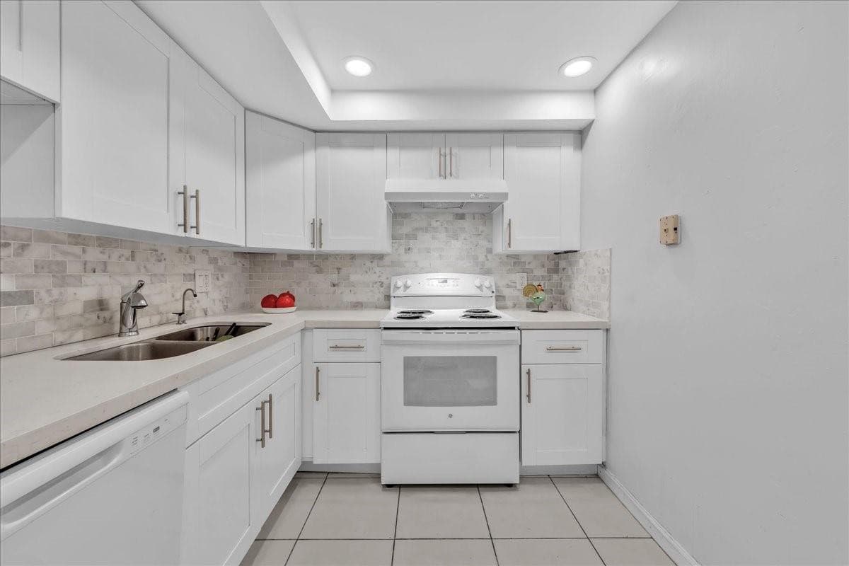 3909 N Ocean Boulevard 113, Fort Lauderdale, FL 33308 — photo 3 of 31