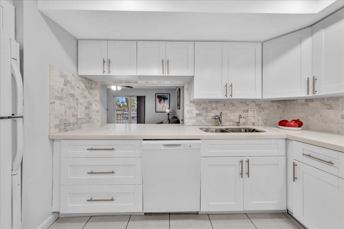 3909 N Ocean Boulevard 113, Fort Lauderdale, FL 33308 — photo 4 of 31
