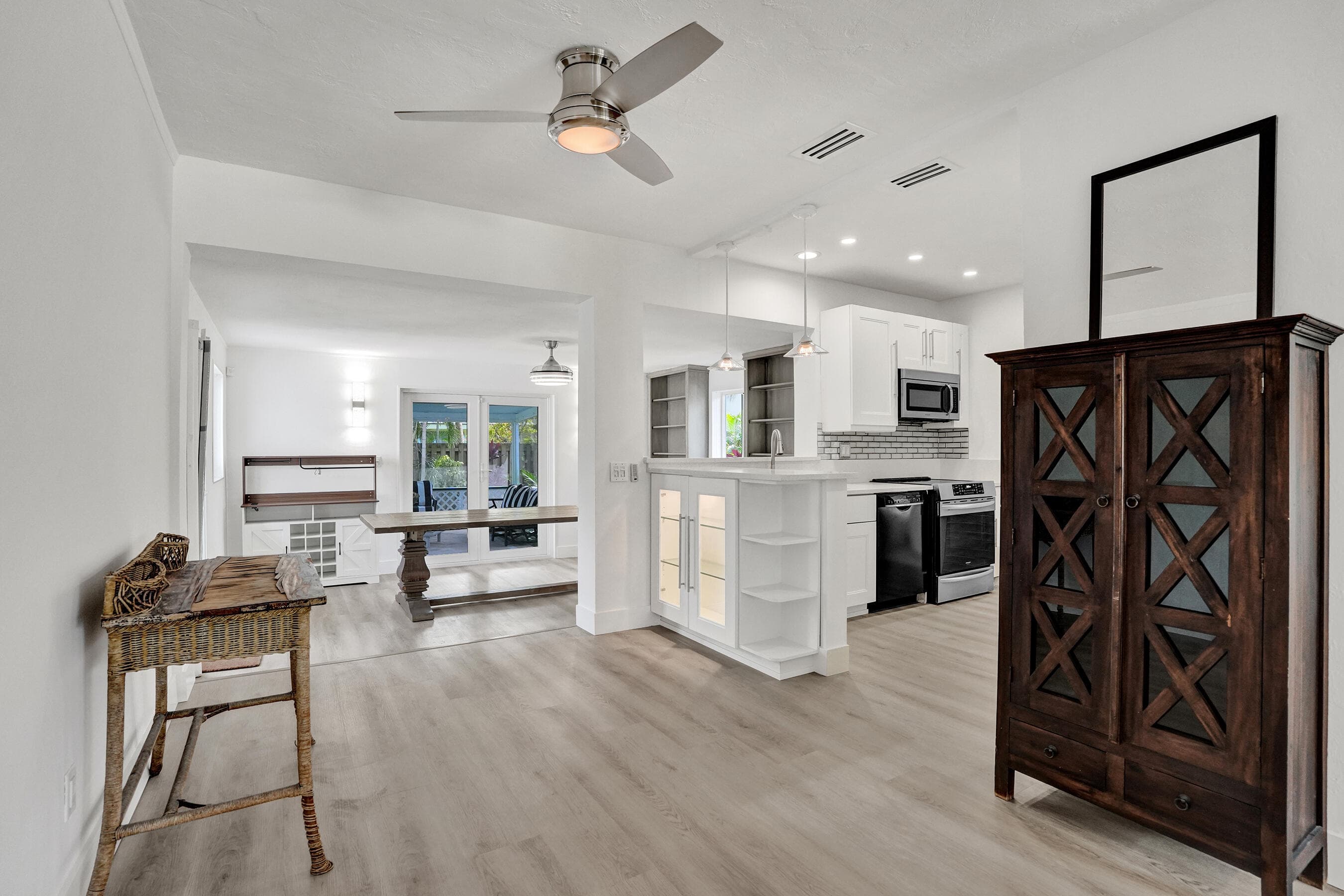 1528 NE 28th Drive, Wilton Manors, FL 33334 — photo 6 of 36