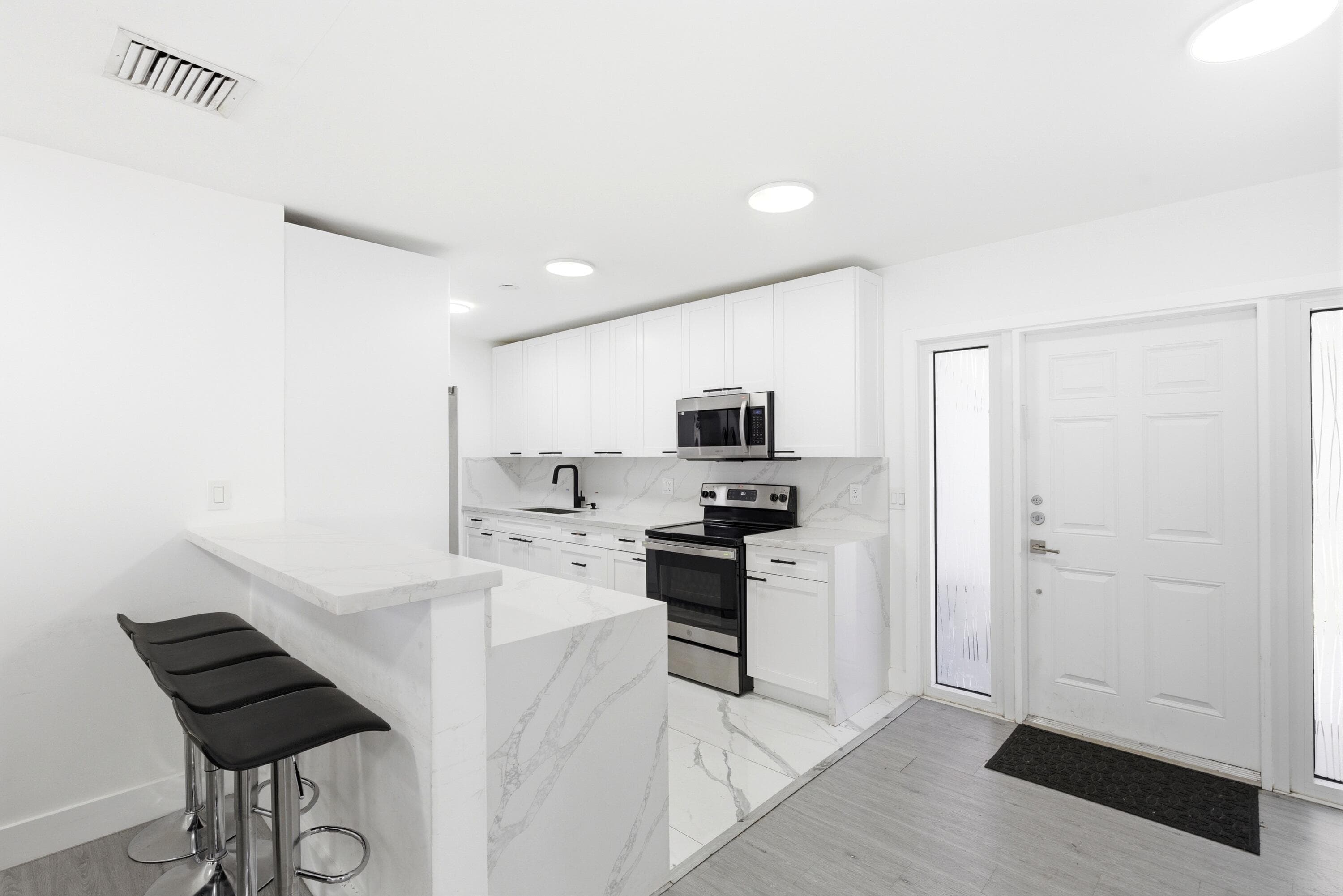 6444 Oak Street, Hollywood, FL 33024 — photo 6 of 32