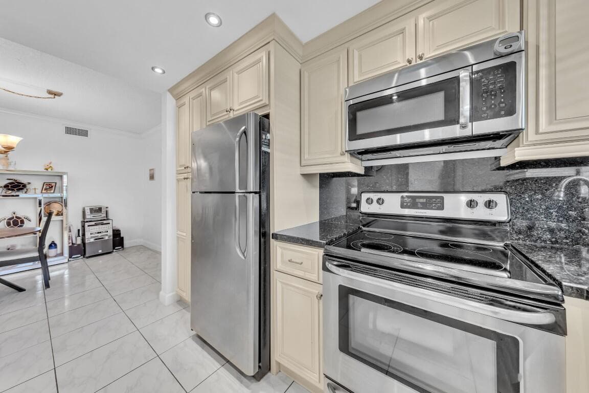 580 Egret Drive 121, Hallandale Beach, FL 33009 — photo 13 of 42