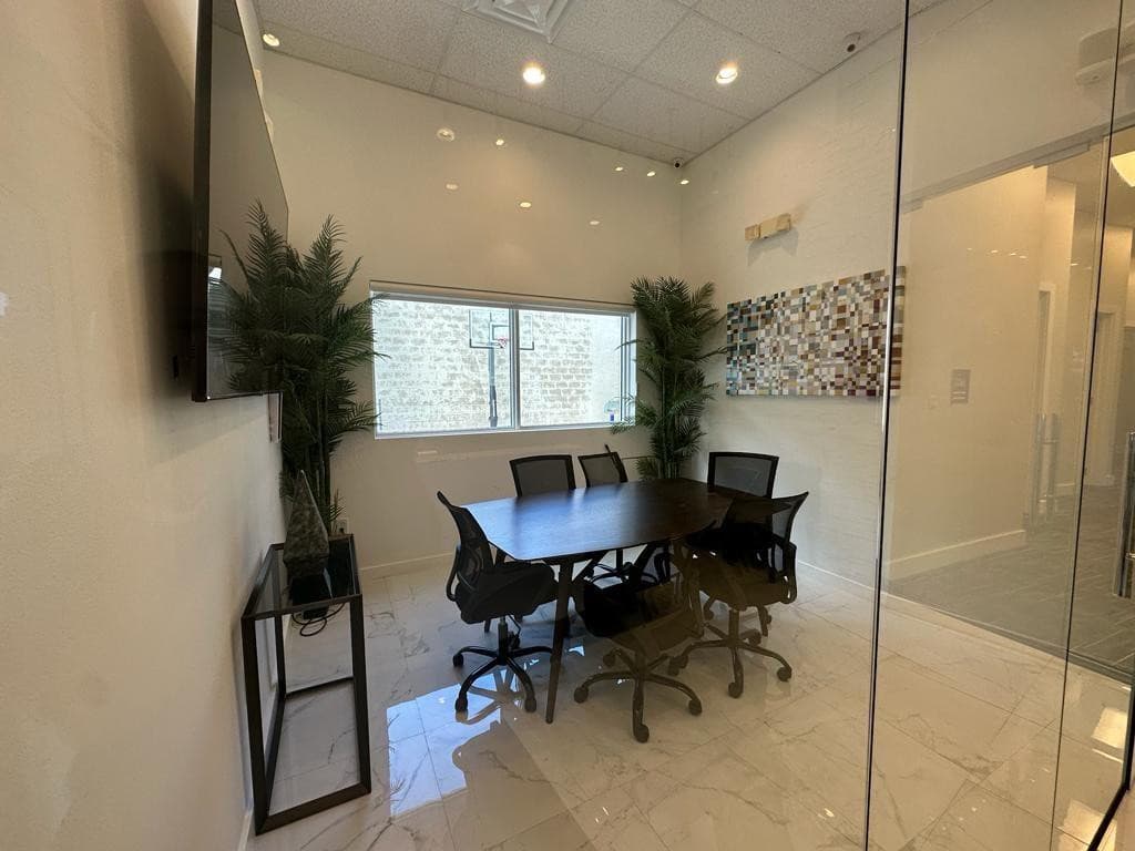 425 NW 10th Terrace, Hallandale Beach, FL — photo 3 of 36