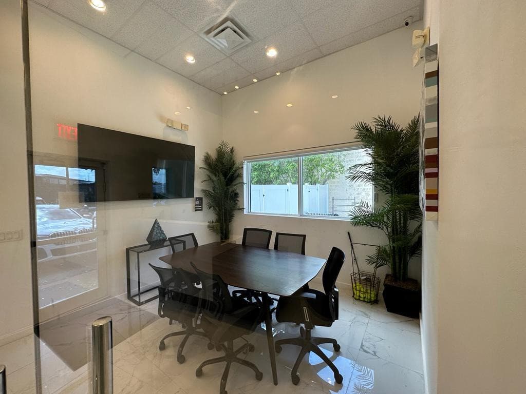 425 NW 10th Terrace, Hallandale Beach, FL — photo 4 of 36