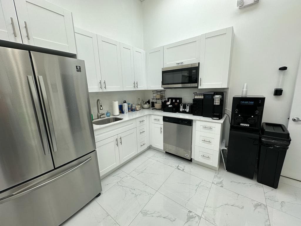 425 NW 10th Terrace, Hallandale Beach, FL — photo 18 of 36