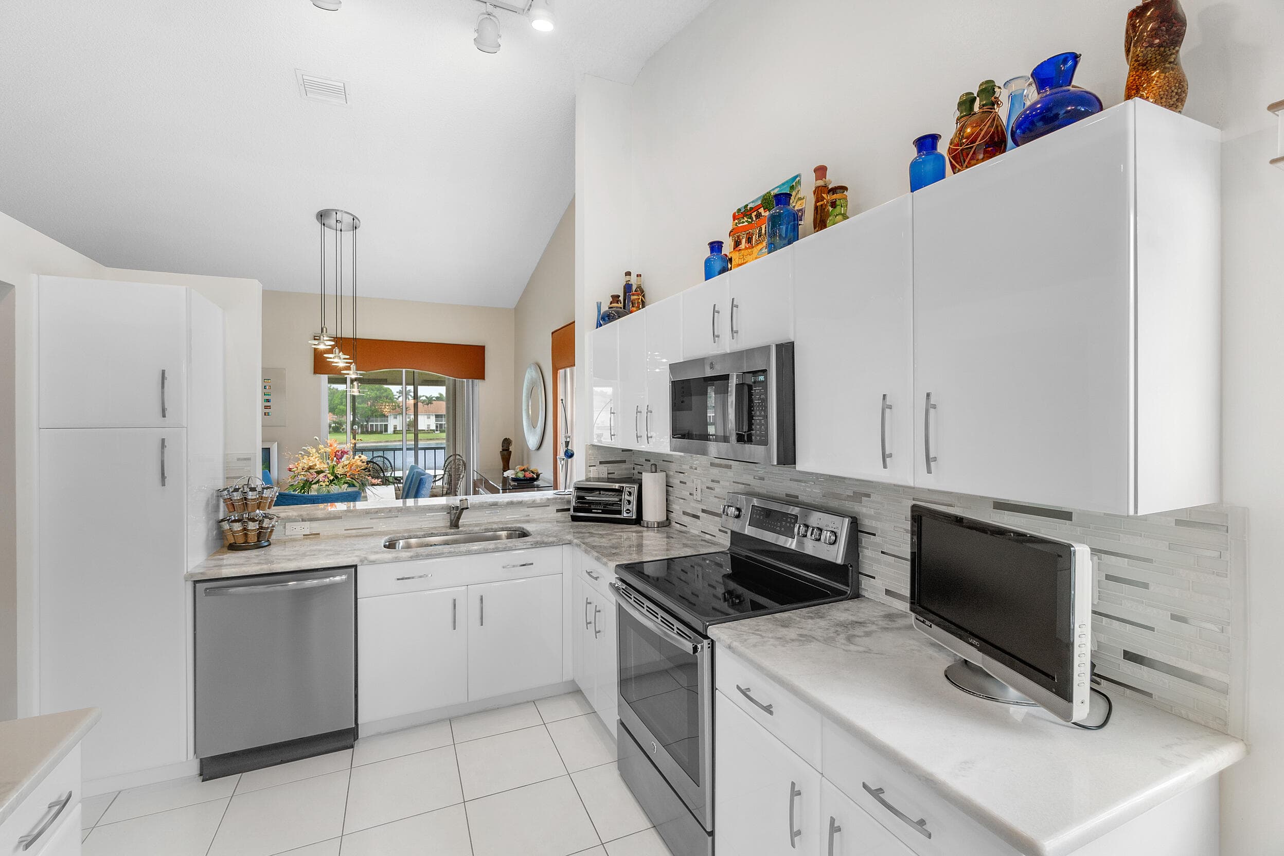 9829 Seacrest Circle 202, Boynton Beach, FL 33437 — photo 5 of 38