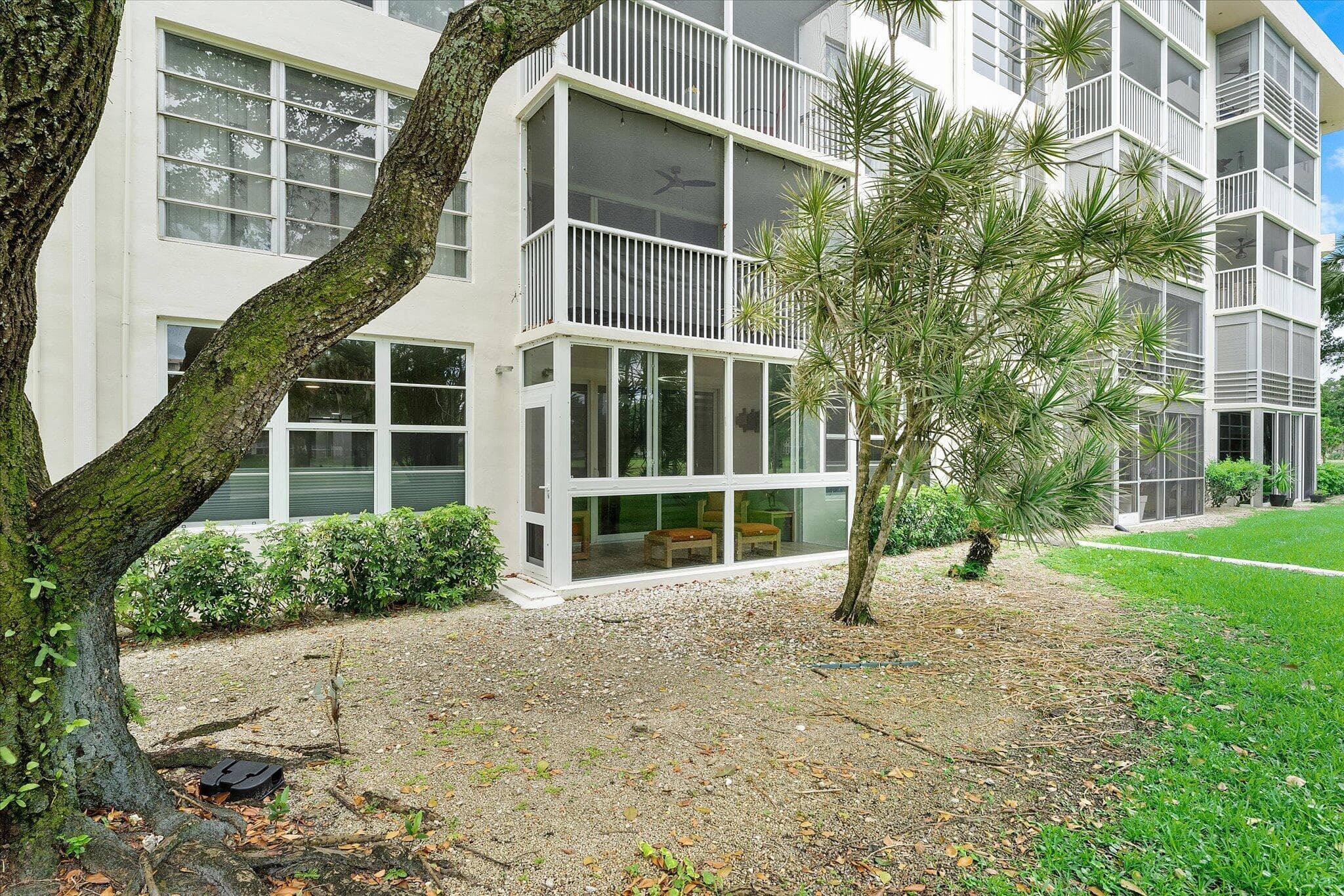 3900 Oaks Clubhouse Drive 110, Pompano Beach, FL 33069 — photo 2 of 38