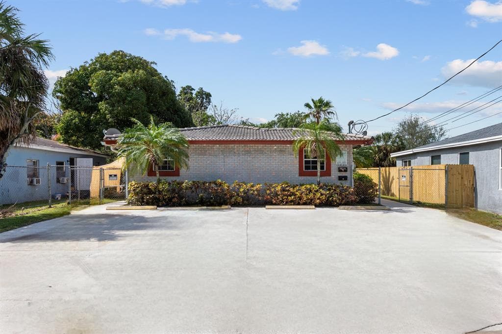 617 NW 15th Avenue, Pompano Beach, FL 33069 — photo 1 of 31