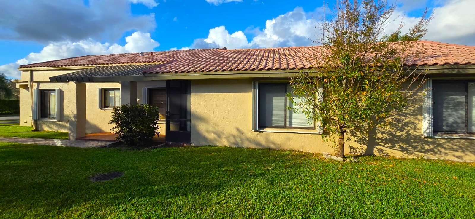 566 Village Lake Drive, Weston, FL 33326 — photo 4 of 37