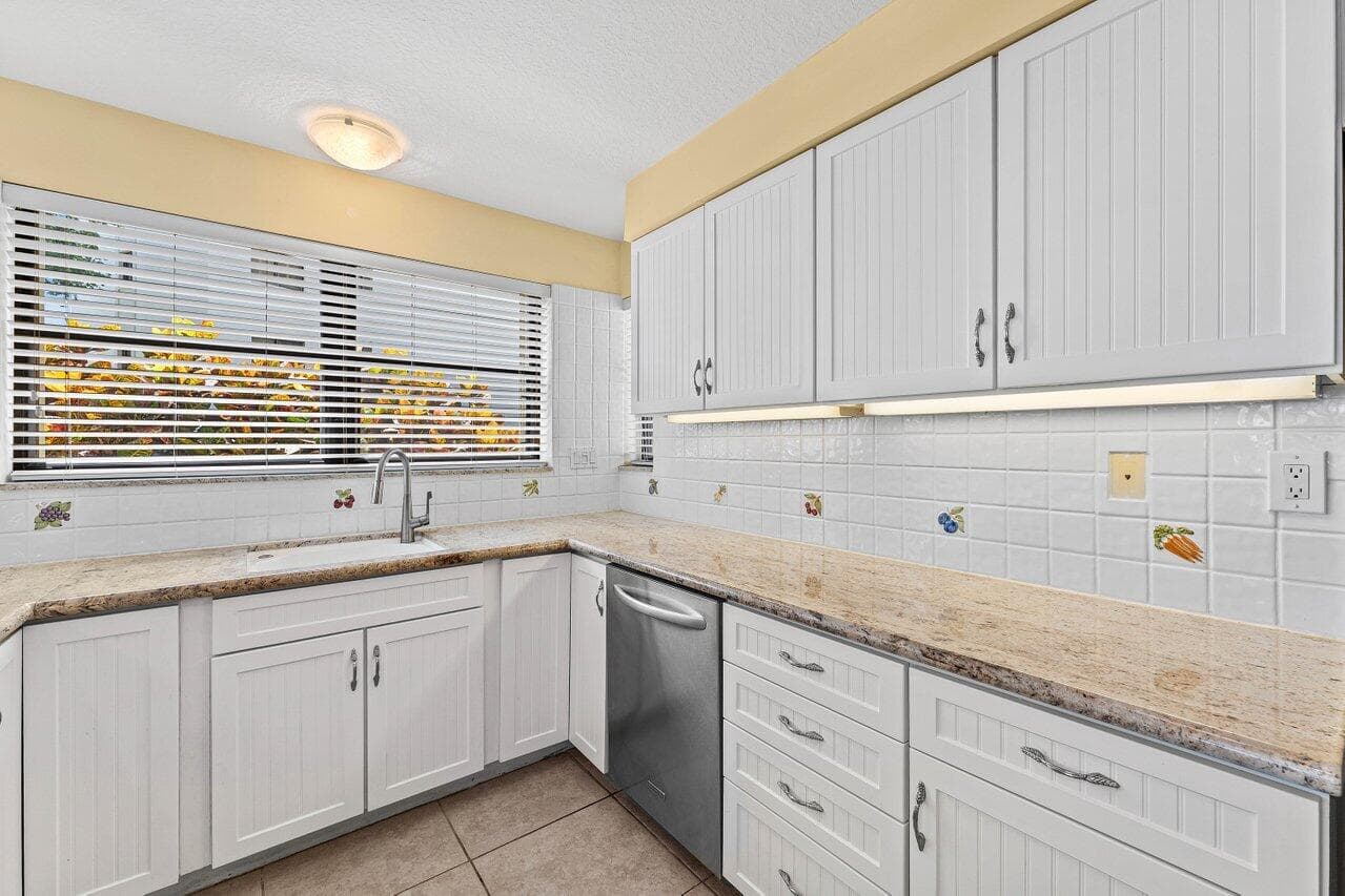 372 Golfview Road 101, North Palm Beach, FL 33408 — photo 8 of 32