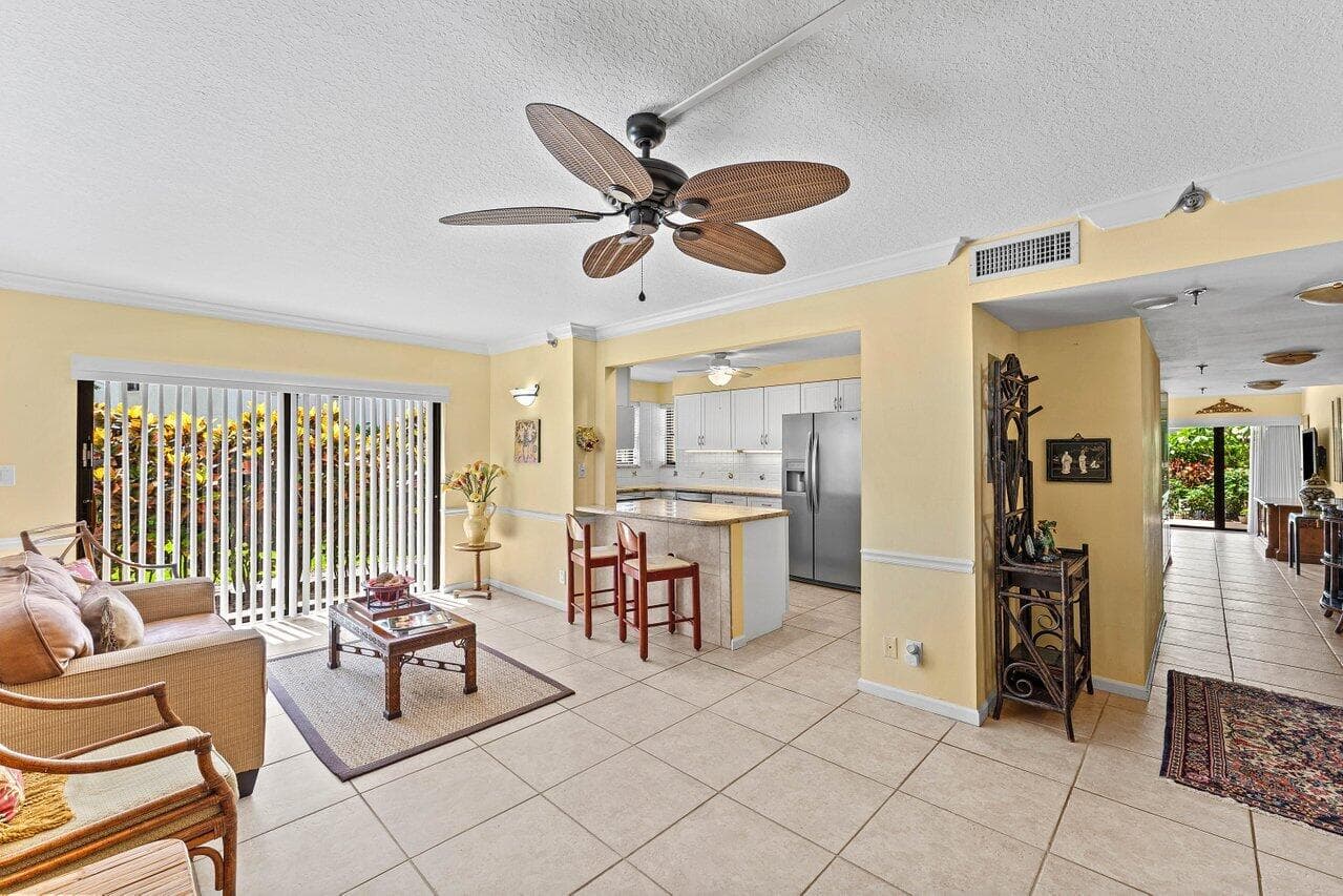 372 Golfview Road 101, North Palm Beach, FL 33408 — photo 1 of 32