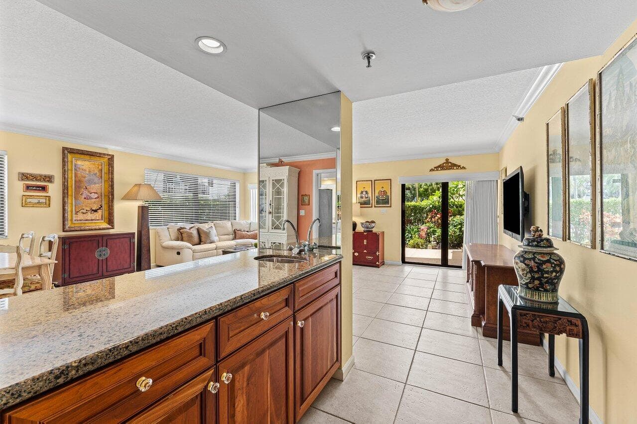 372 Golfview Road 101, North Palm Beach, FL 33408 — photo 13 of 32