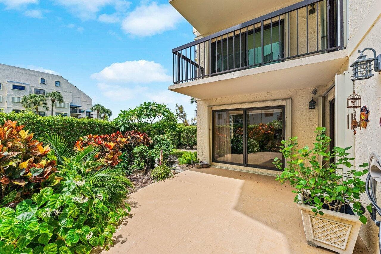 372 Golfview Road 101, North Palm Beach, FL 33408 — photo 2 of 32