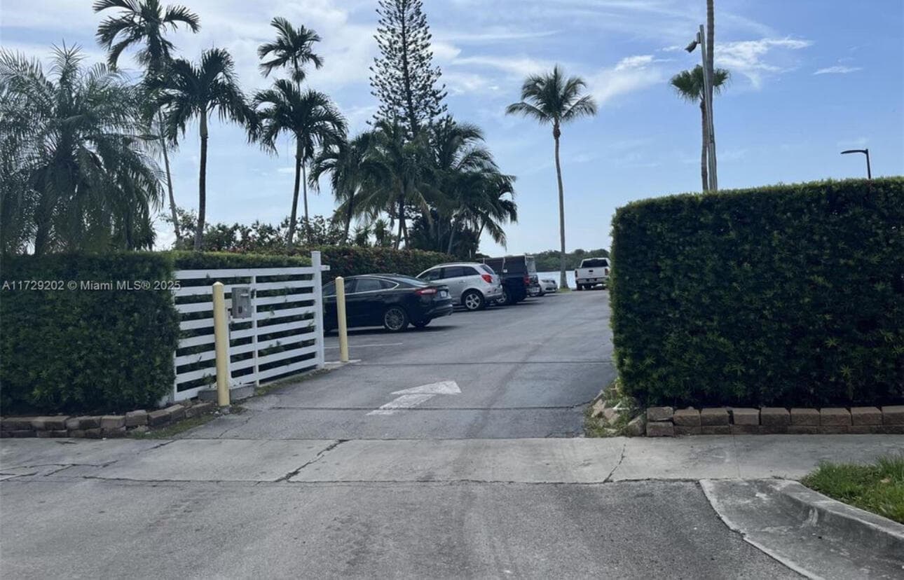 11930 N Bayshore Drive Ph10, North Miami, FL 33181 — photo 17 of 19