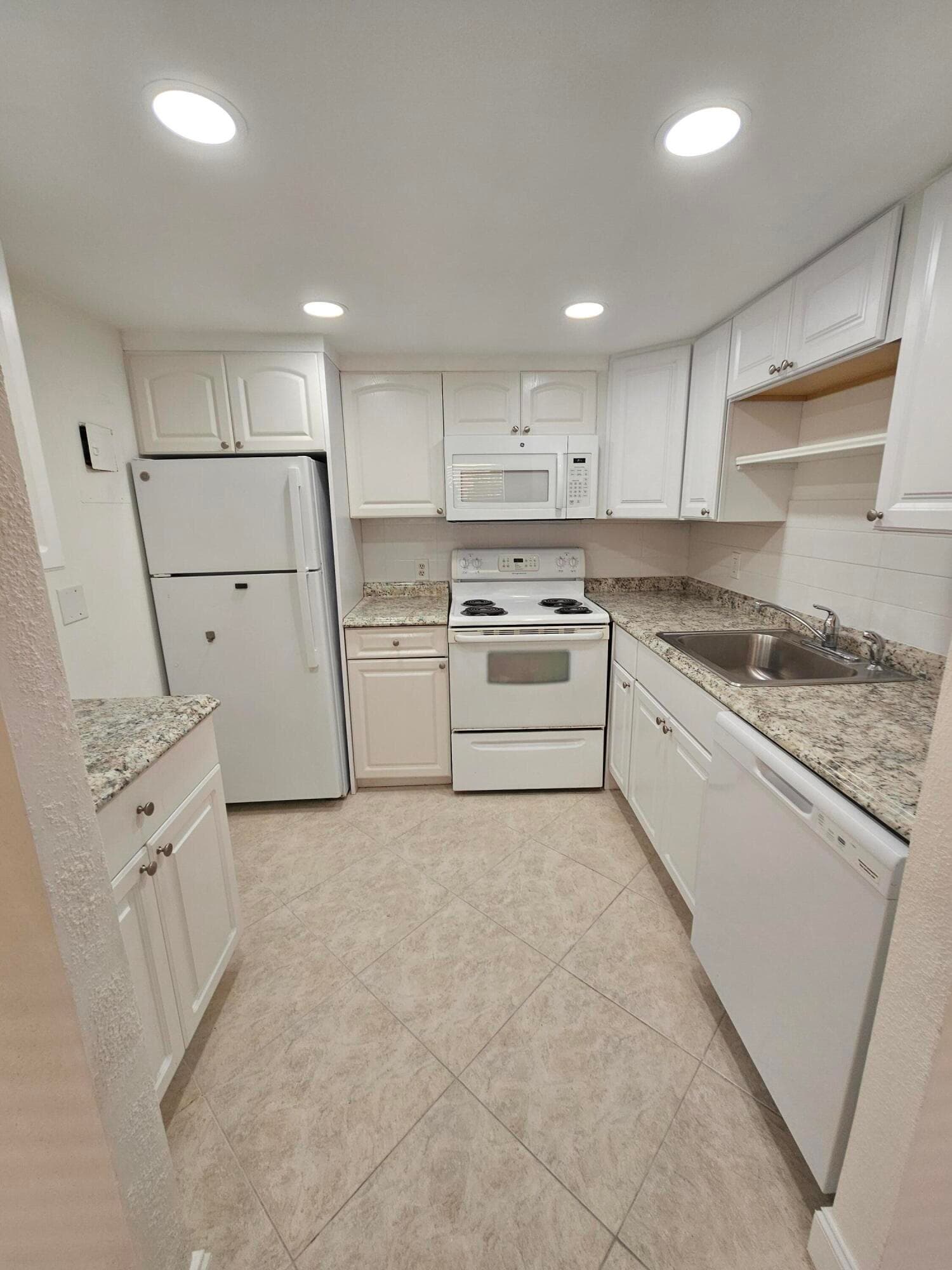 211 E Saxony Lane 211, Delray Beach, FL 33446 — photo 4 of 18