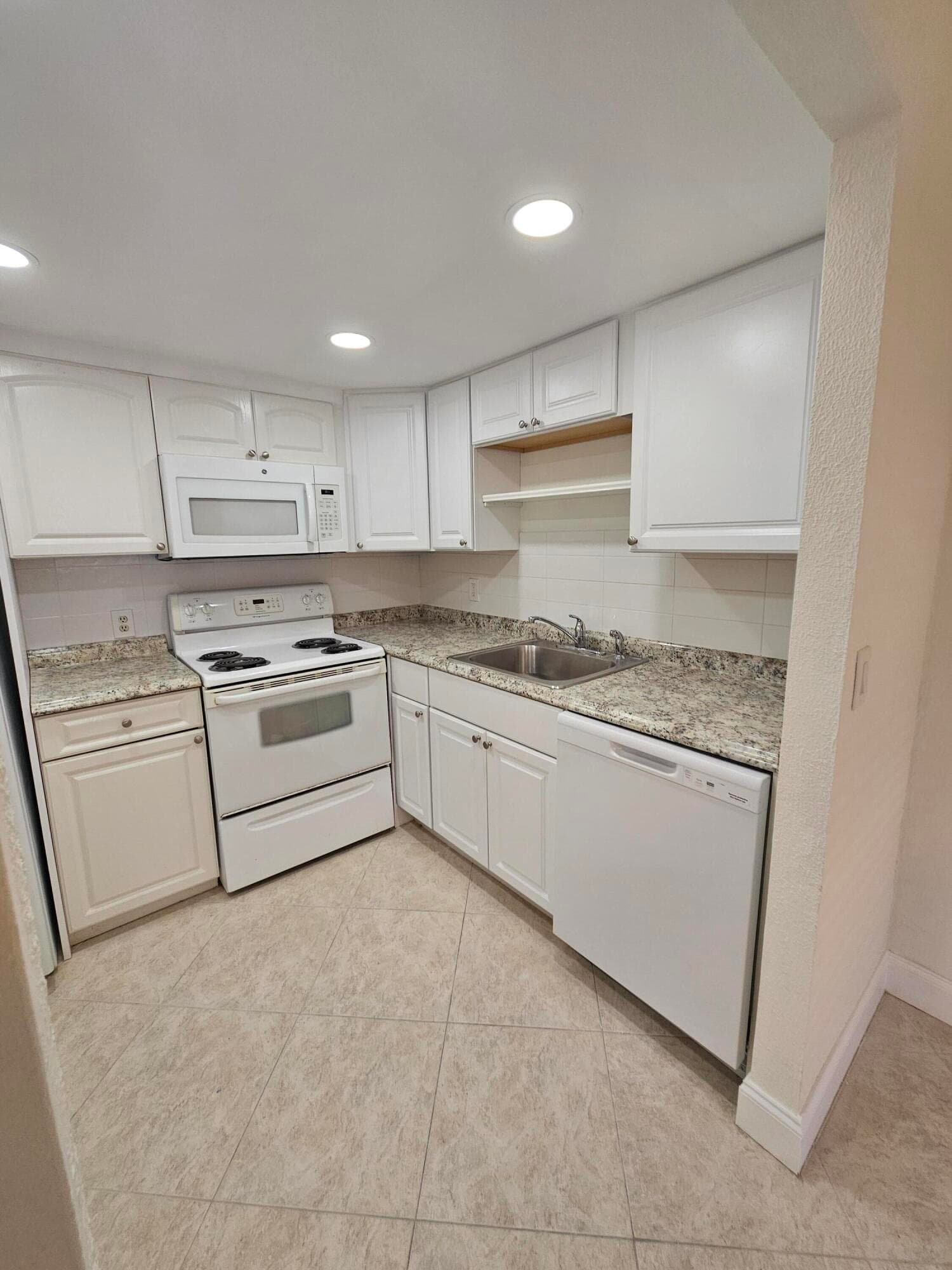 211 E Saxony Lane 211, Delray Beach, FL 33446 — photo 5 of 18