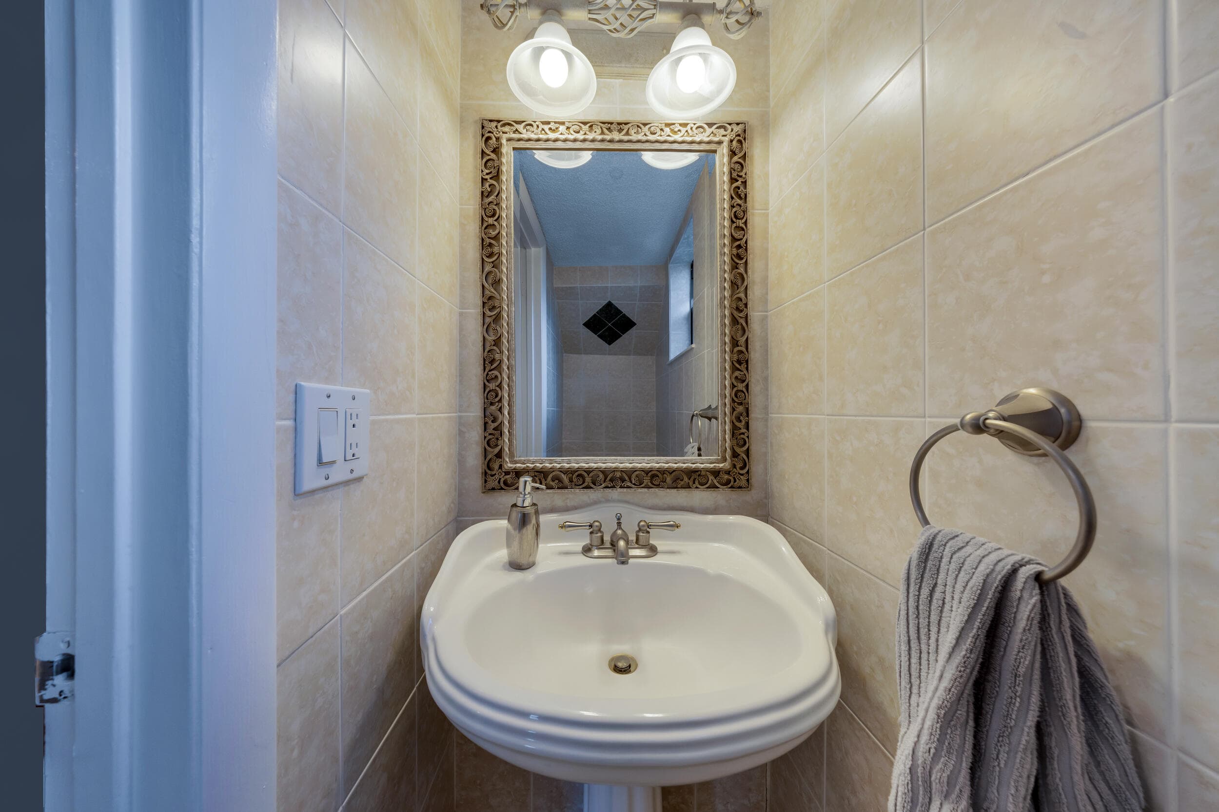 2124 NE 9th Avenue, Wilton Manors, FL 33305 — photo 13 of 26