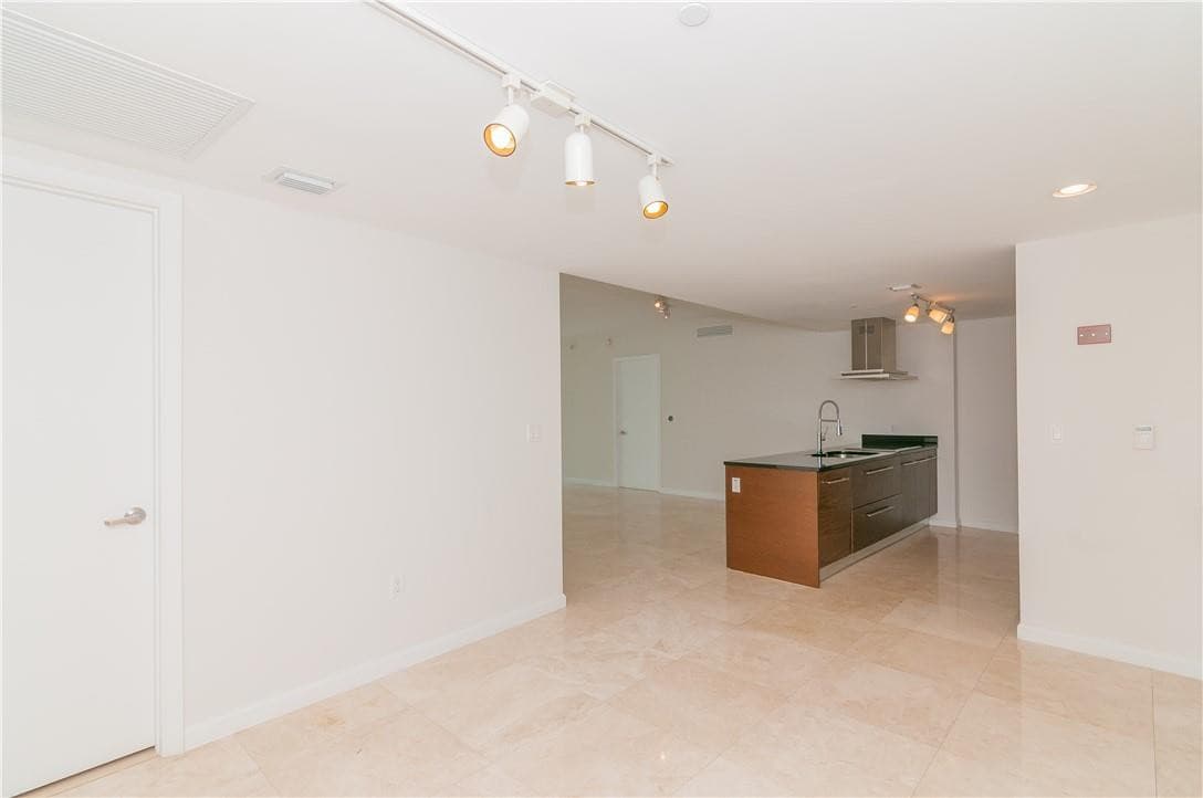 465 Brickell Avenue Bay 419, Miami, FL 33131 — photo 15 of 58