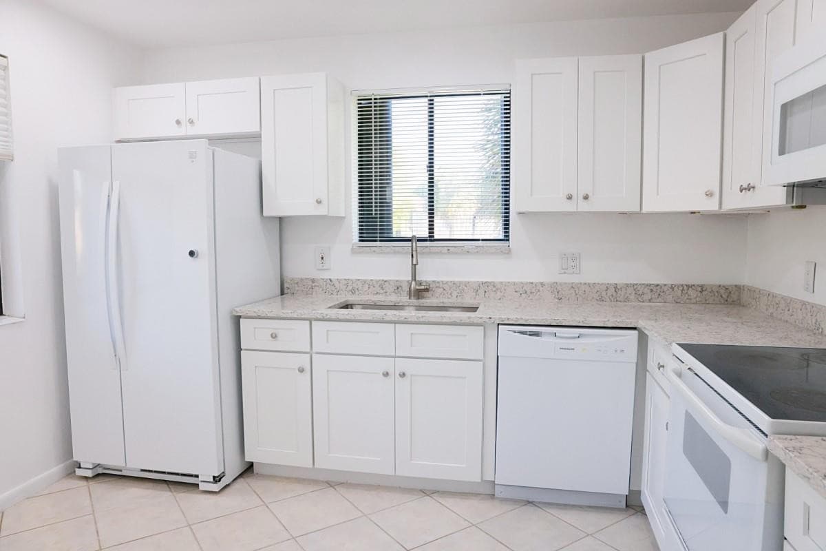 428 Lakeview Drive 201, Weston, FL 33326 — photo 5 of 13