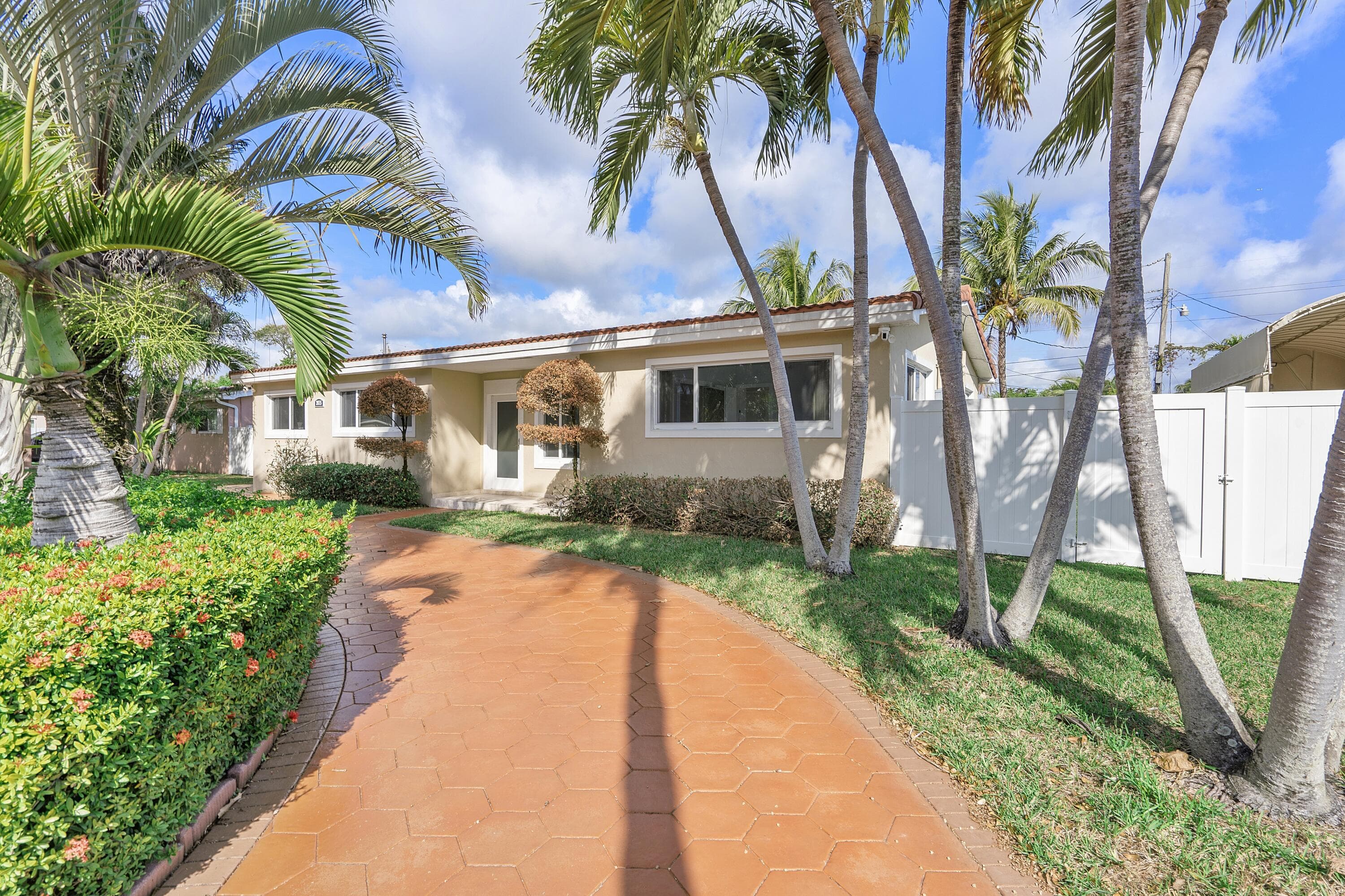 2475 NE 214th Street, Aventura, FL 33180 — photo 4 of 25
