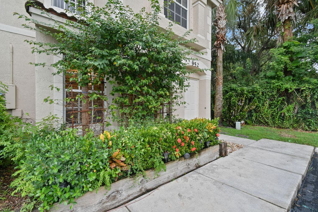 952 Summit Lake Drive, West Palm Beach, FL 33406 — photo 4 of 37