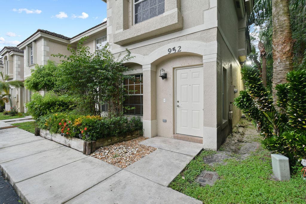 952 Summit Lake Drive, West Palm Beach, FL 33406 — photo 5 of 37