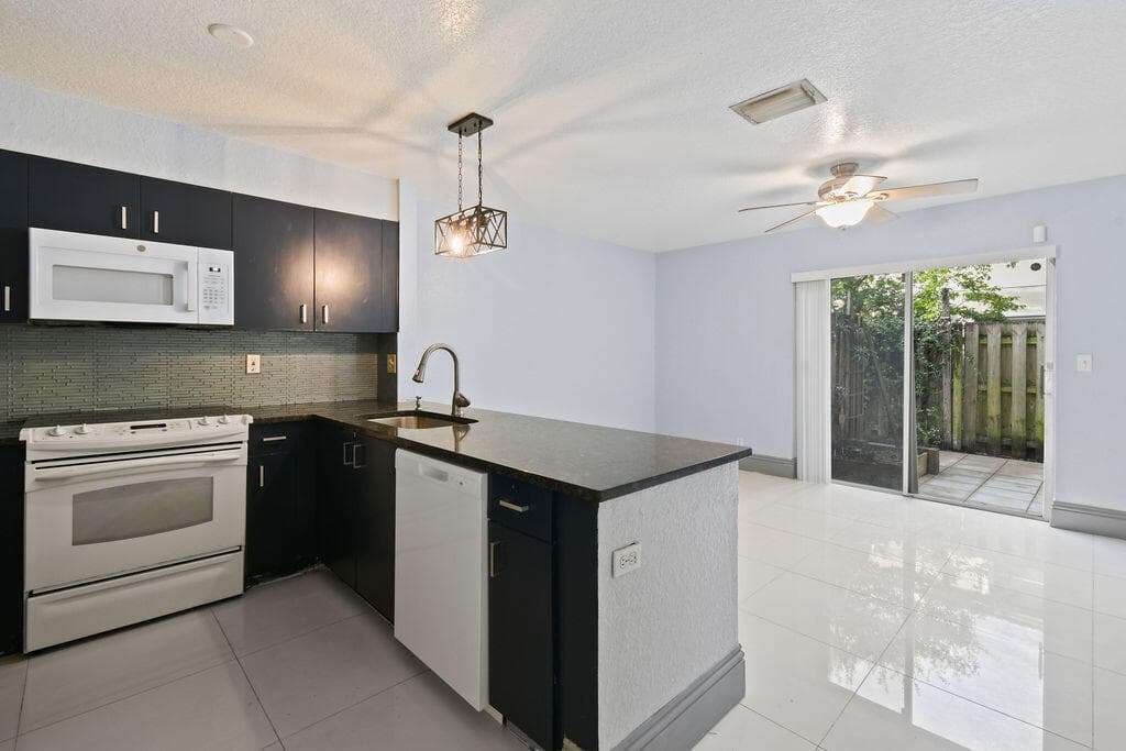 952 Summit Lake Drive, West Palm Beach, FL 33406 — photo 10 of 37