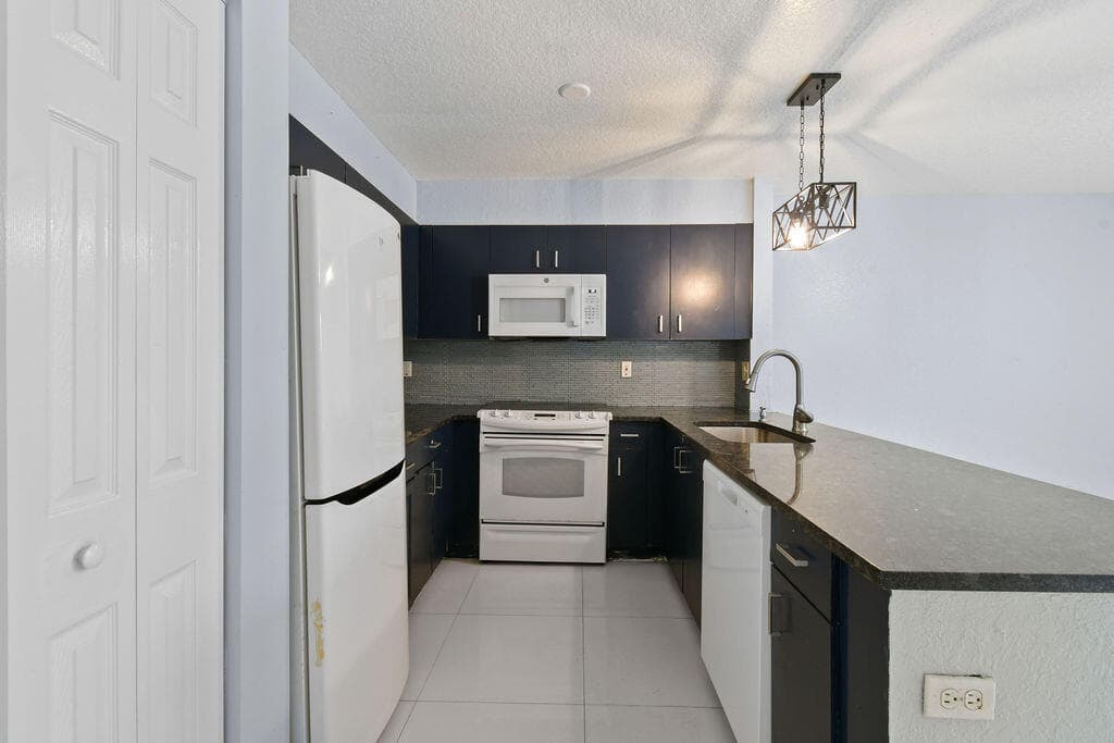 952 Summit Lake Drive, West Palm Beach, FL 33406 — photo 11 of 37