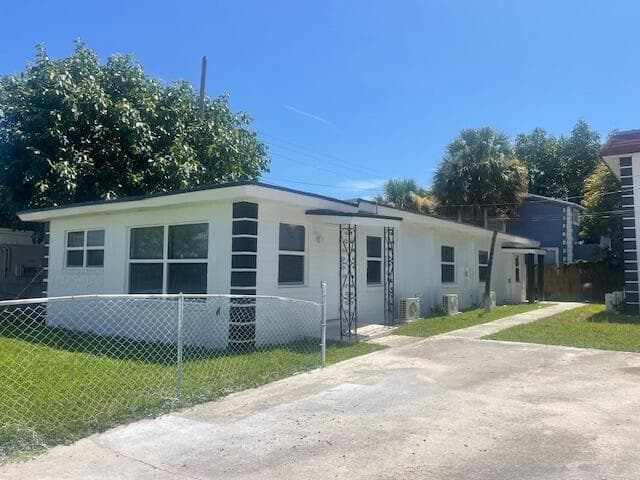 304 N Tamarind Avenue, West Palm Beach, FL 33401 — photo 1 of 31