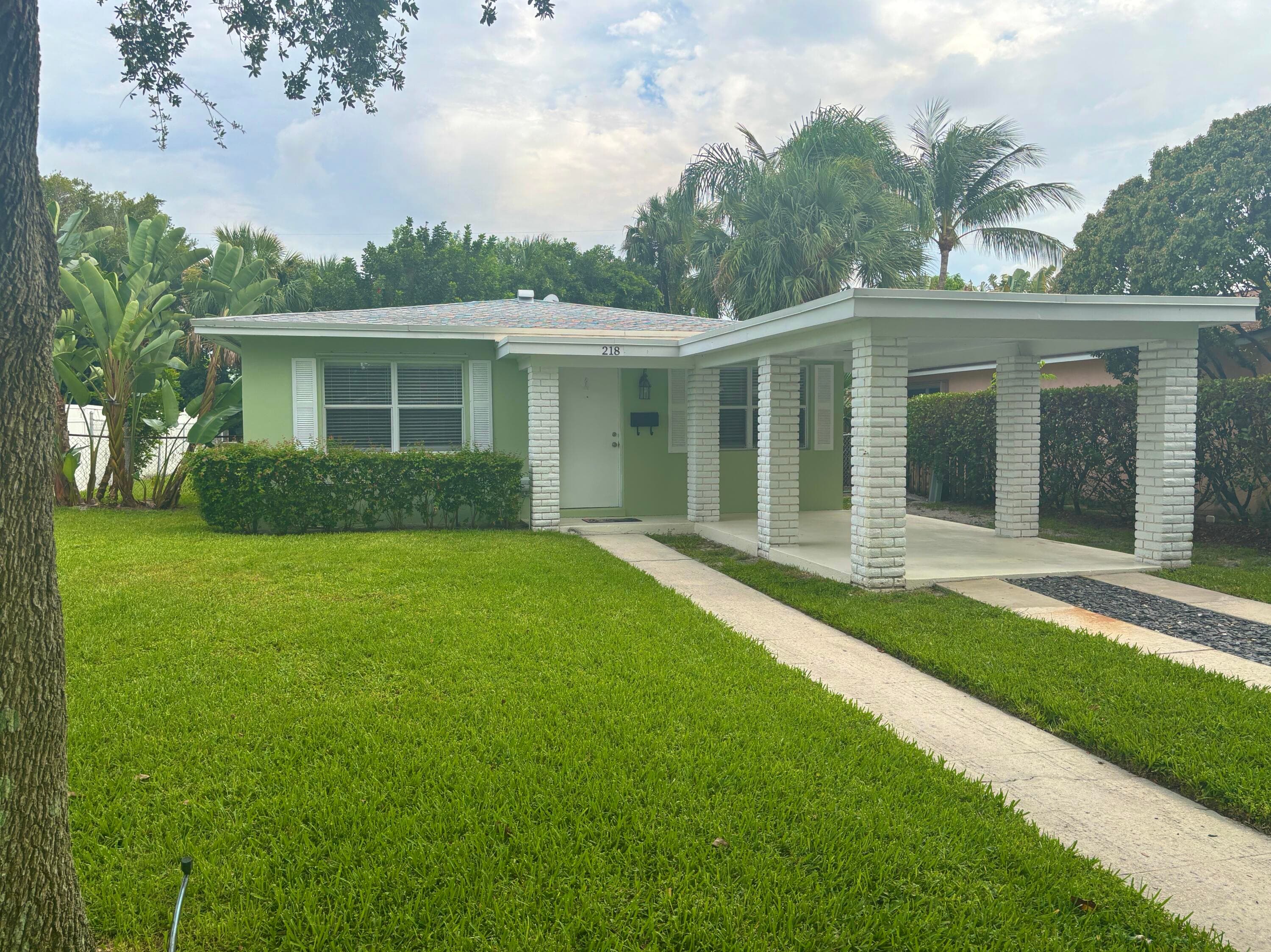 218 Seville Road, West Palm Beach, FL 33405 — photo 2 of 19