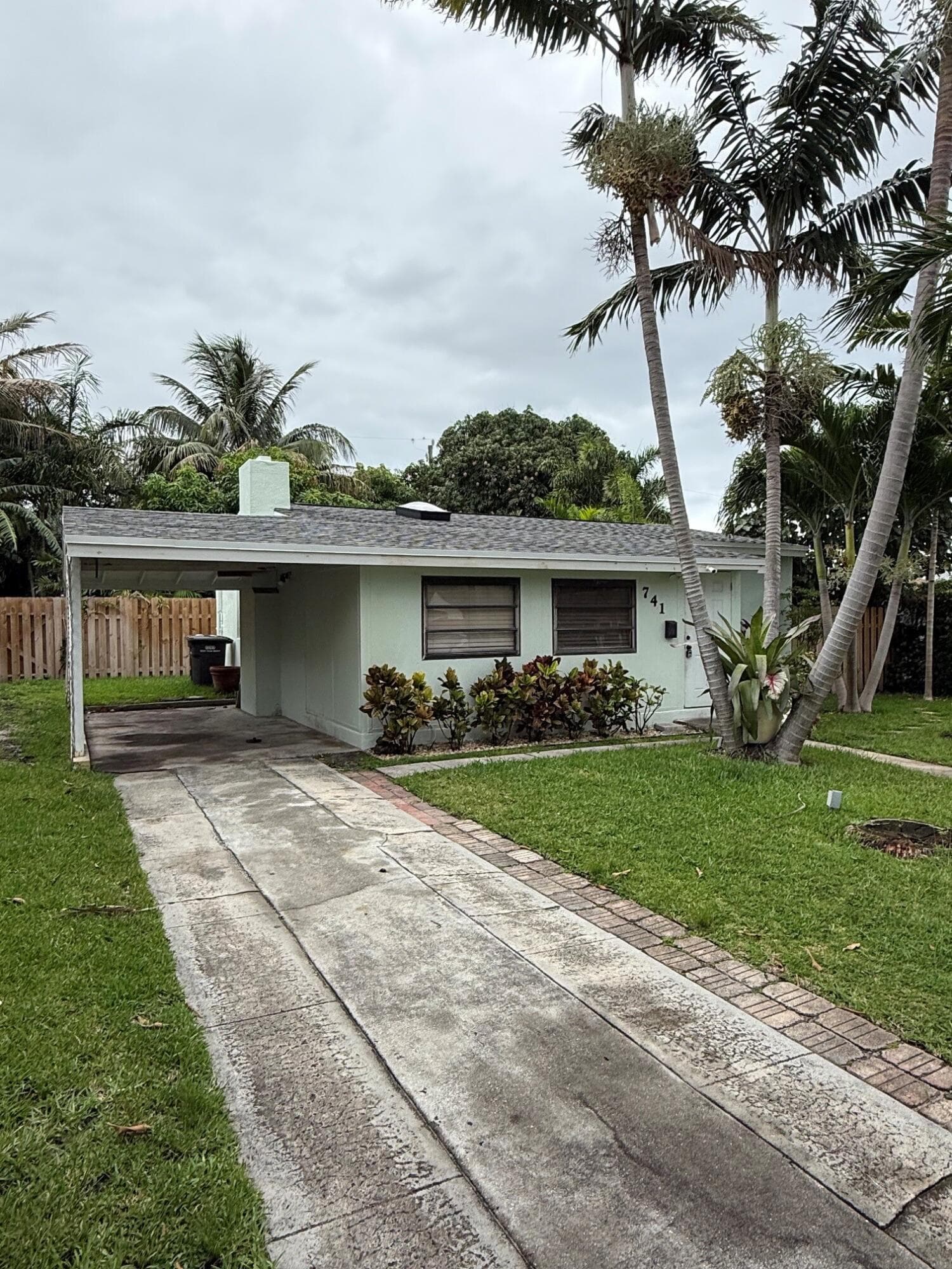 741 Roseland Drive, West Palm Beach, FL 33405 — photo 2 of 15