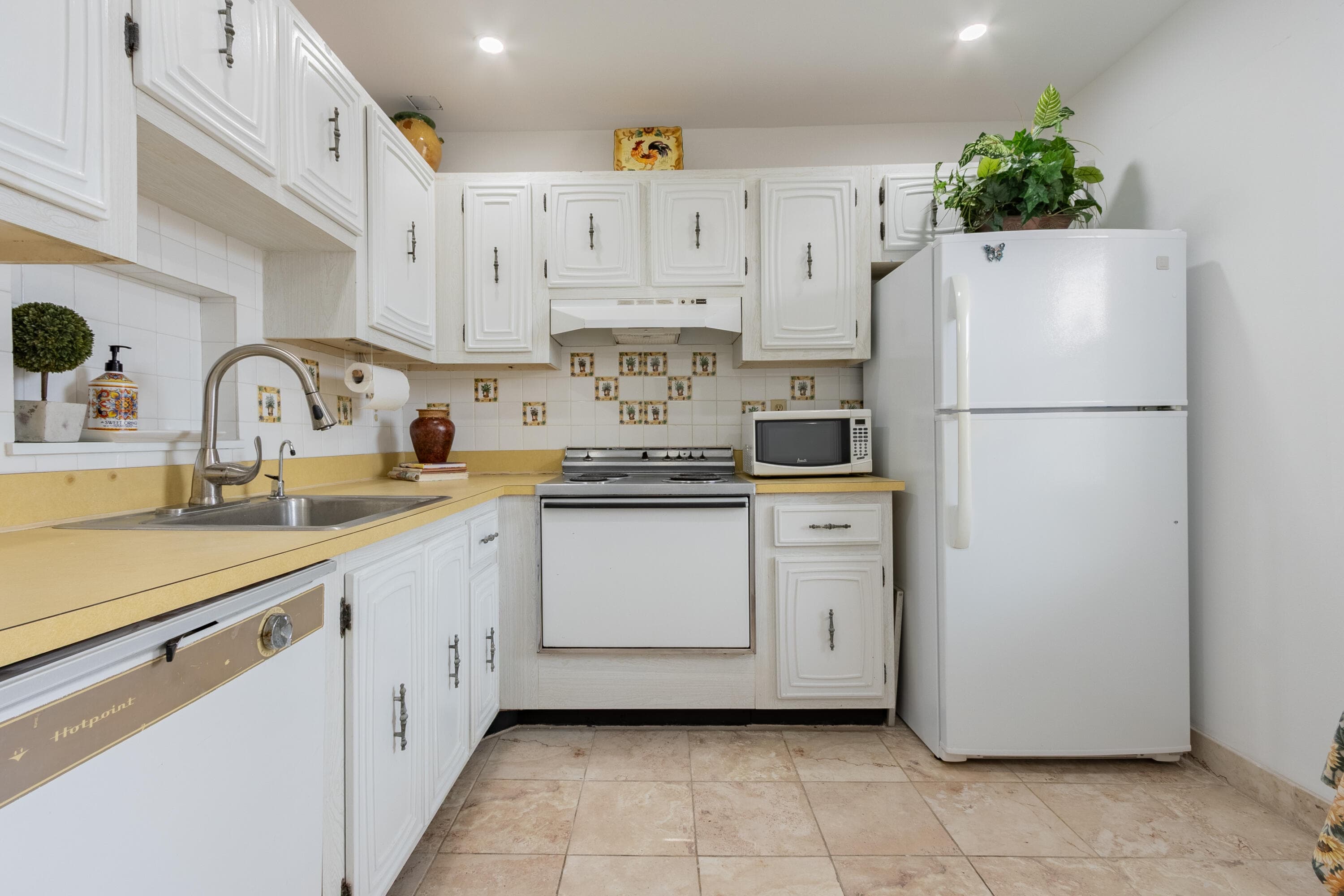 2811 Somerset Drive 412, Lauderdale Lakes, FL 33311 — photo 1 of 27
