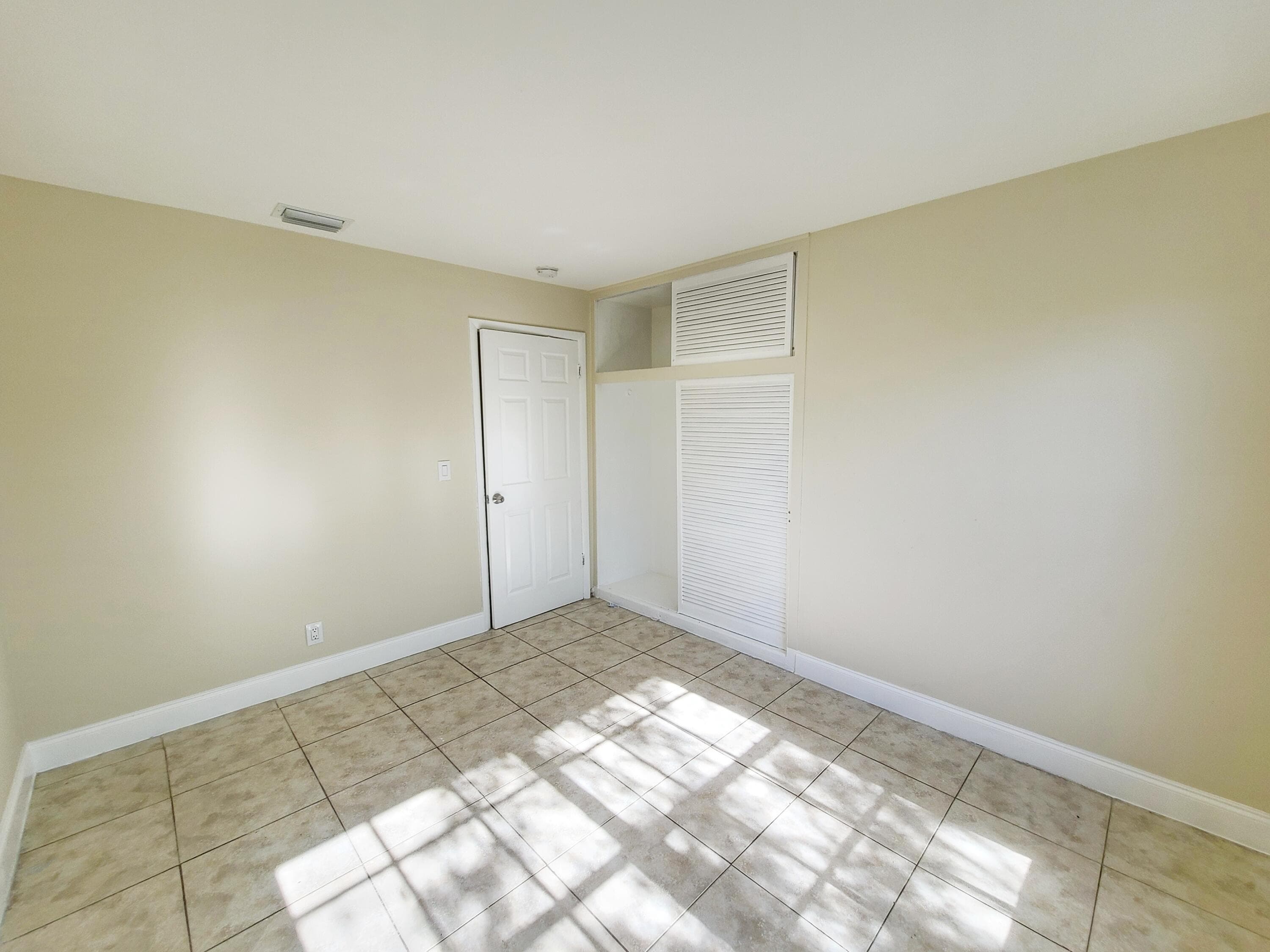 420 Blue Heron Boulevard 2, West Palm Beach, FL 33404 — photo 3 of 5