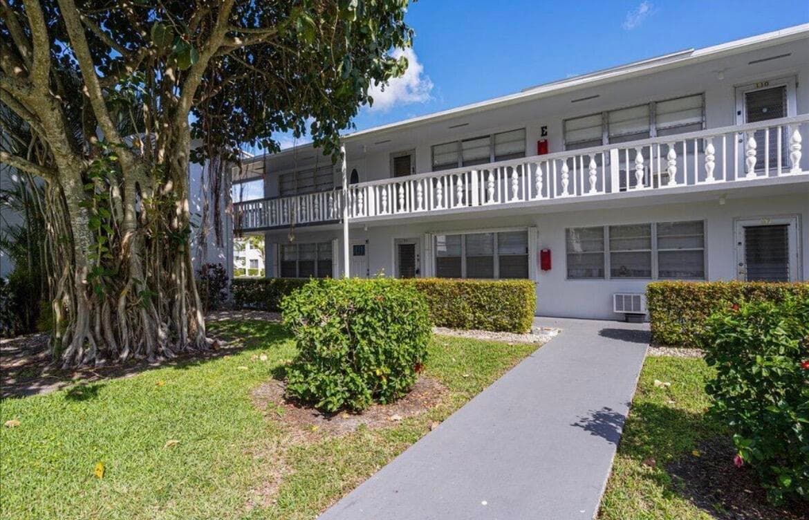 98 E Cambridge E, West Palm Beach, FL 33417 — photo 1 of 41