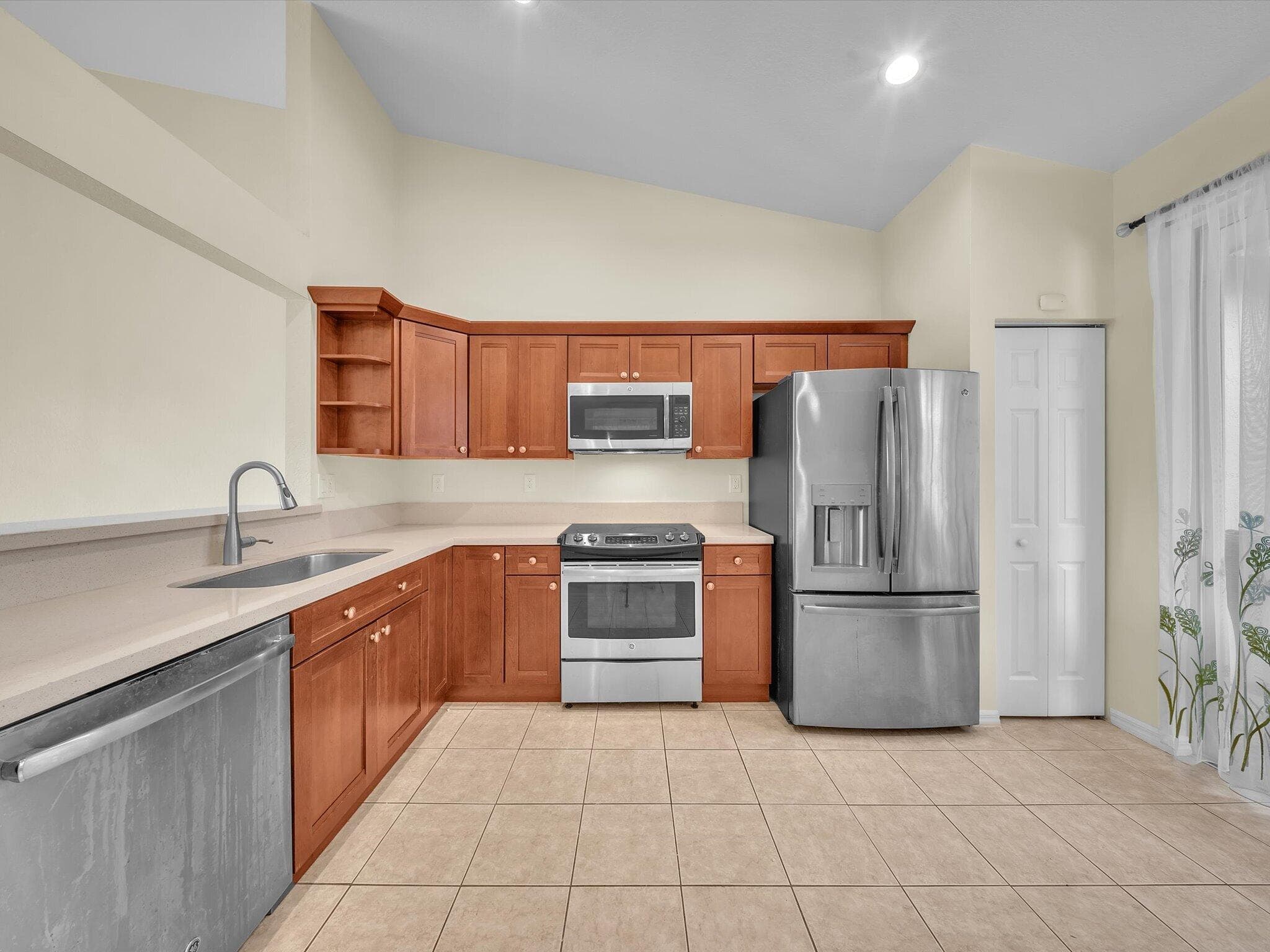 2851 E Aragon Boulevard 5, Sunrise, FL 33313 — photo 7 of 34