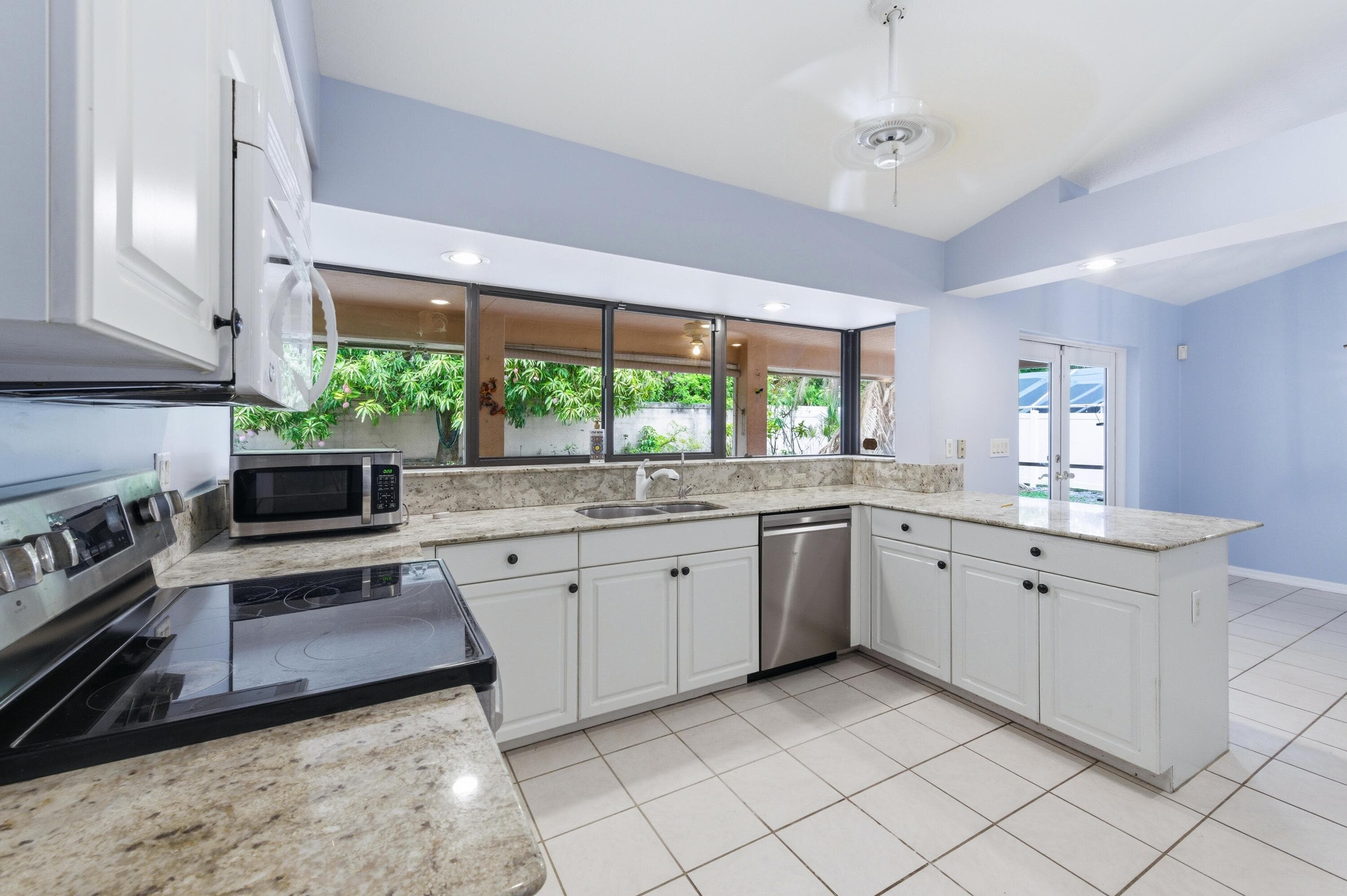 560 N Cypress Drive, Jupiter, FL 33469 — photo 4 of 10