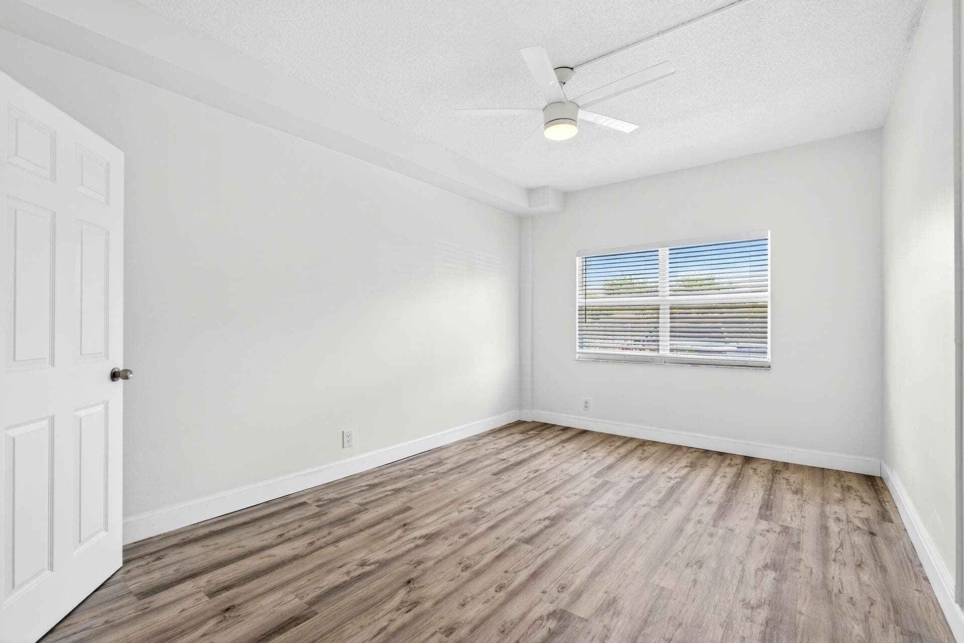 2555 NE 11th Street 104, Fort Lauderdale, FL 33304 — photo 8 of 33