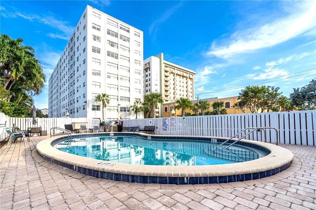 2555 NE 11th Street 104, Fort Lauderdale, FL 33304 — photo 30 of 33