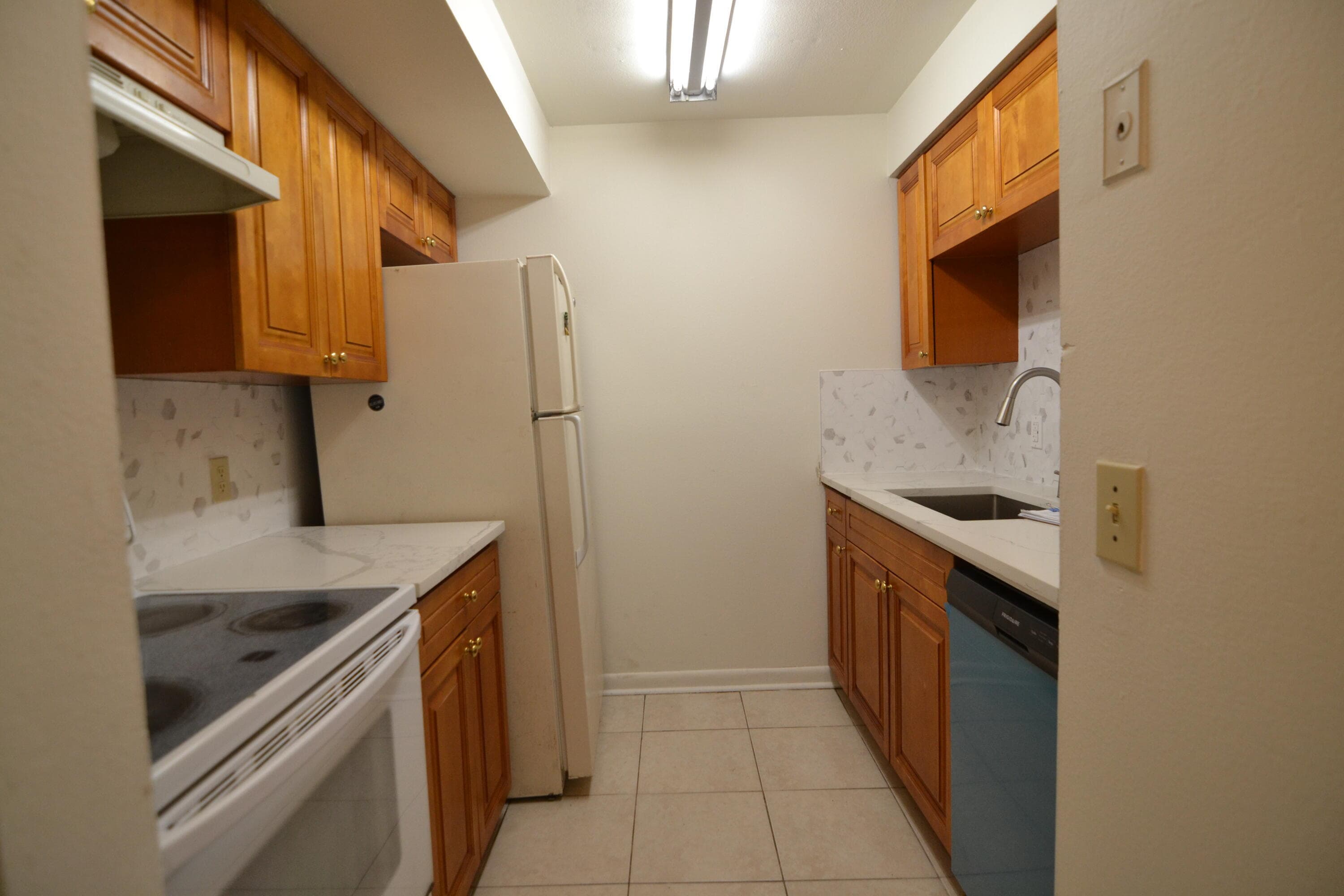 14308 Hanging Moss Circle 102, Tampa, FL 33613 — photo 5 of 19