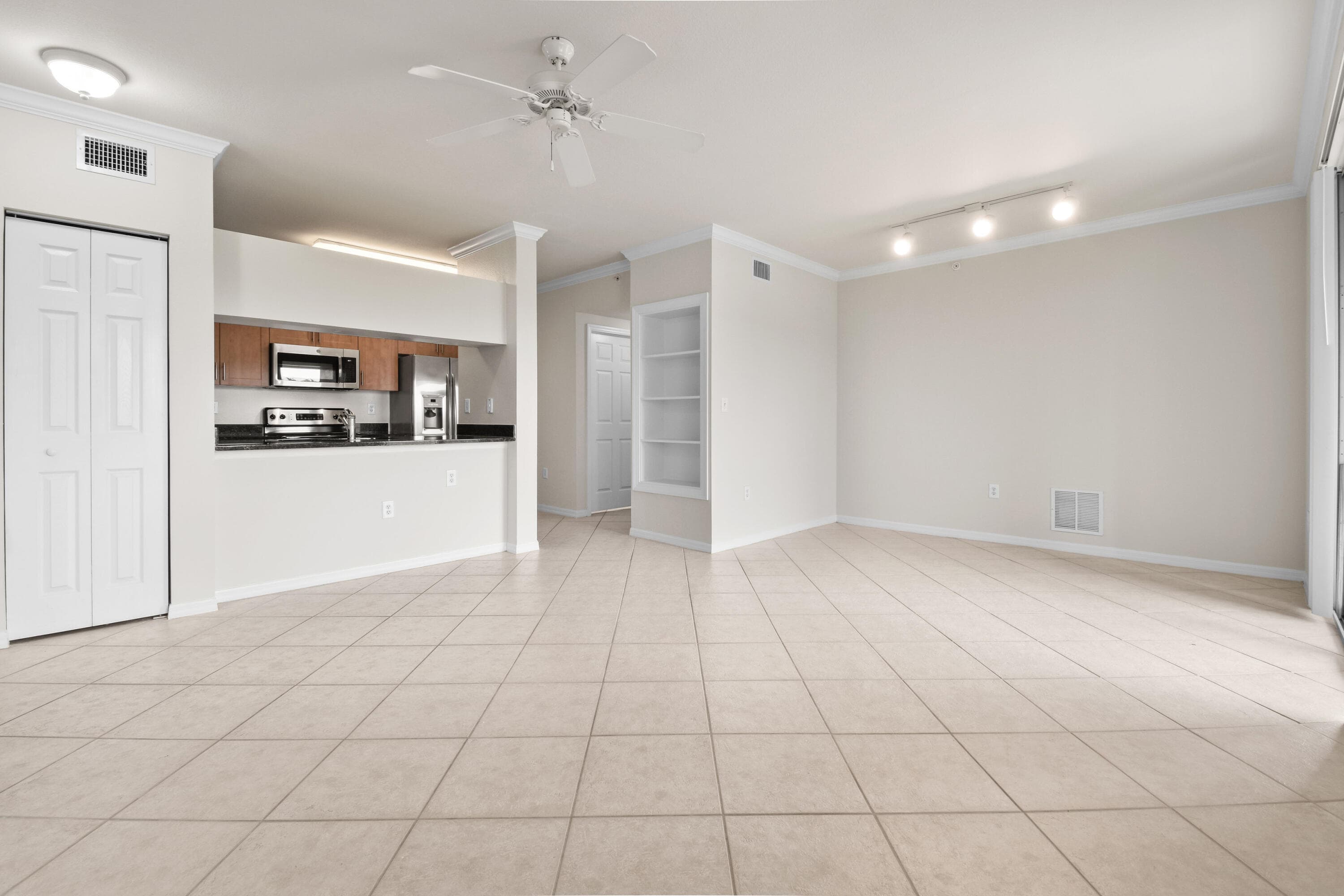 6556 Emerald Dunes Drive 302, West Palm Beach, FL 33411 — photo 5 of 32
