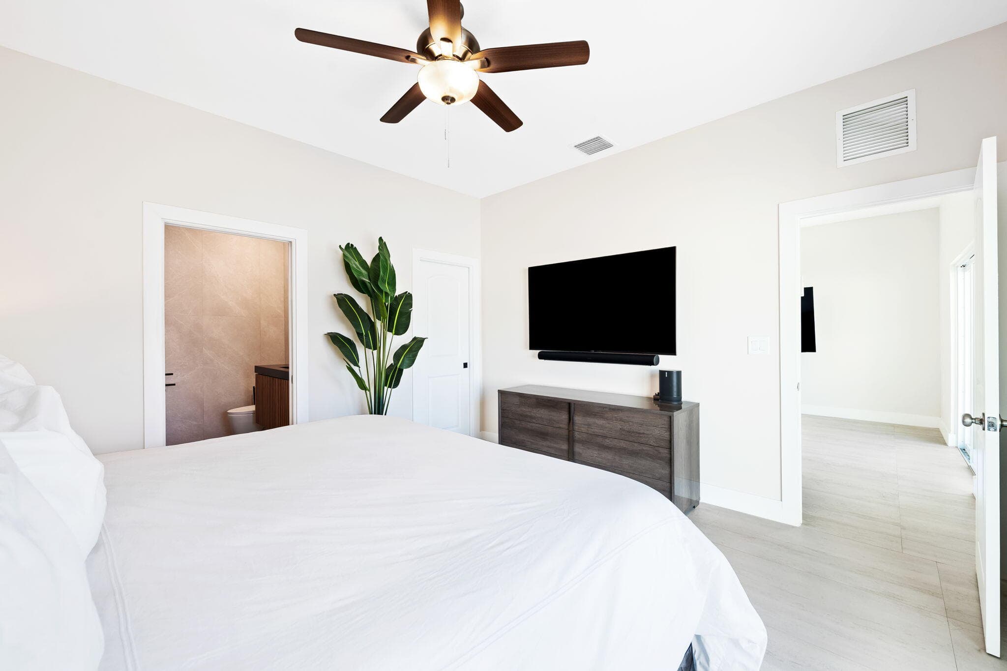 160 NE 35th Street, Oakland Park, FL 33334 — photo 10 of 22
