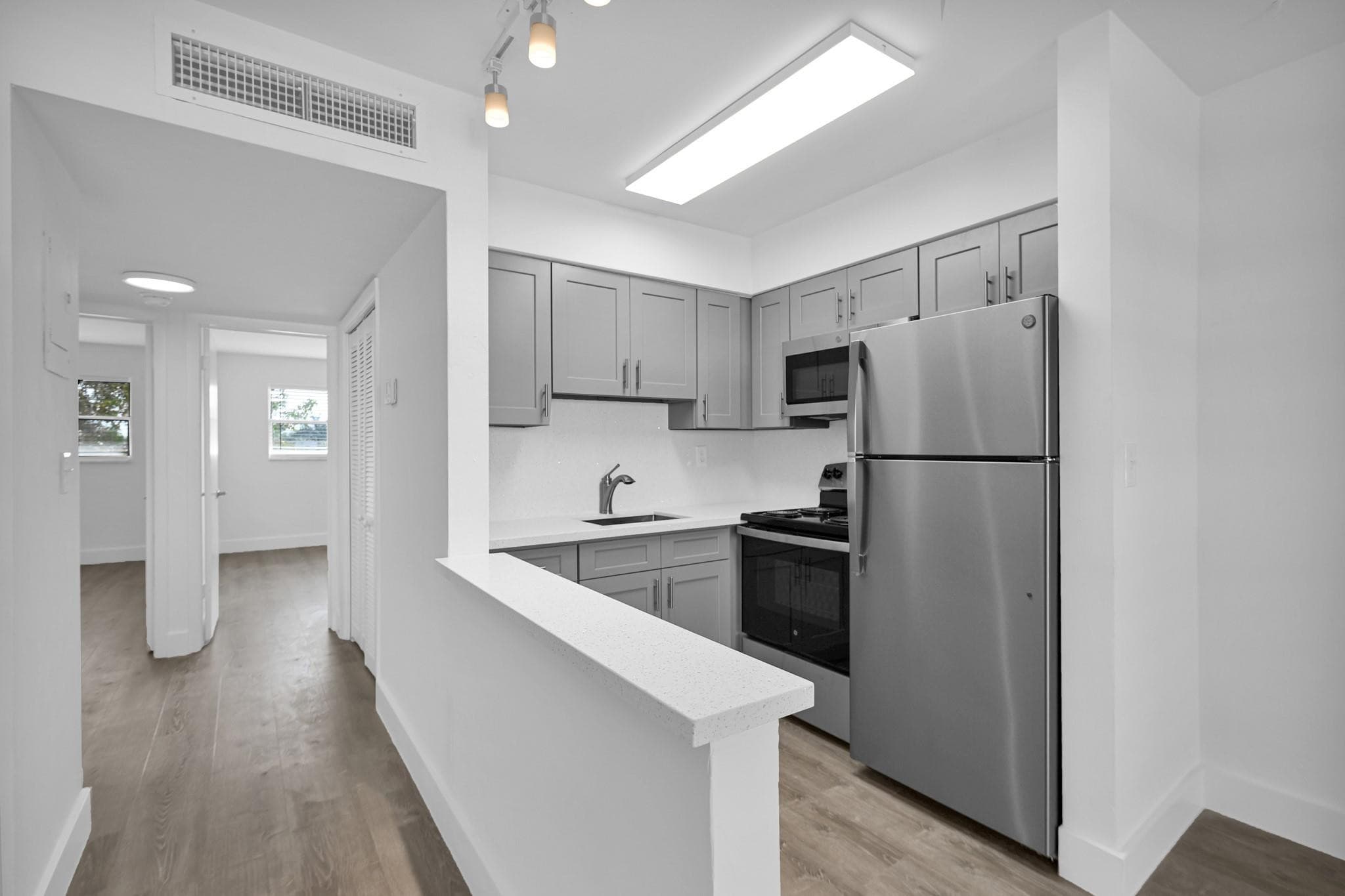 4051 NE 13th Avenue, Oakland Park, FL 33334 — photo 10 of 42