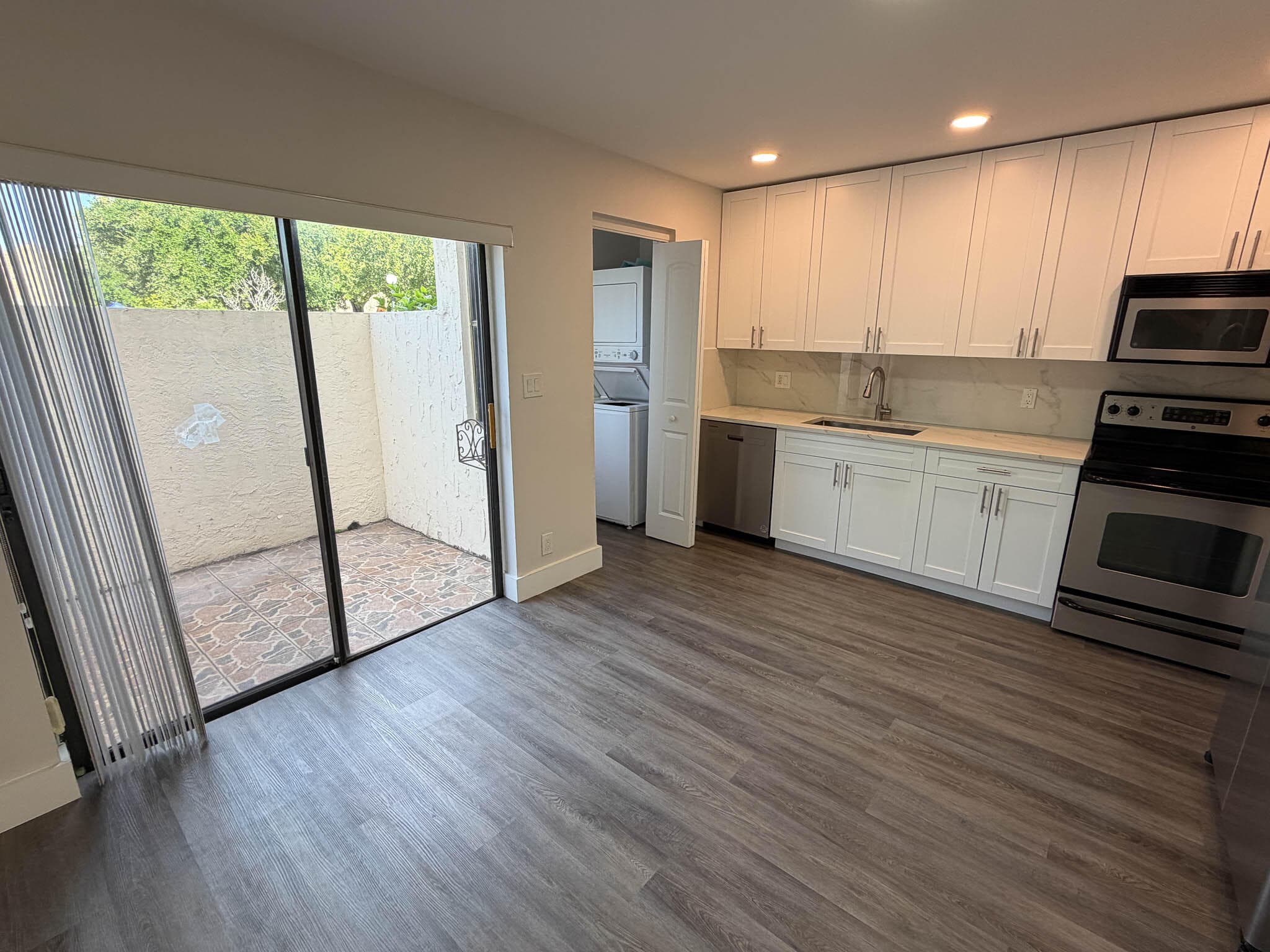 223 SE 11th Avenue 223, Pompano Beach, FL 33060 — photo 4 of 29
