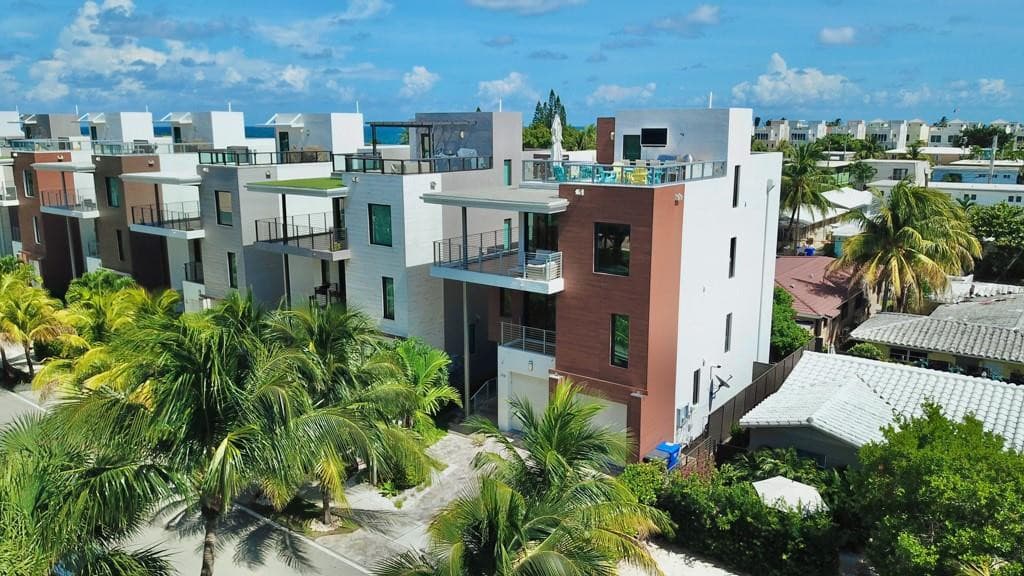 348 Balboa Street, Hollywood, FL 33019 — photo 7 of 75