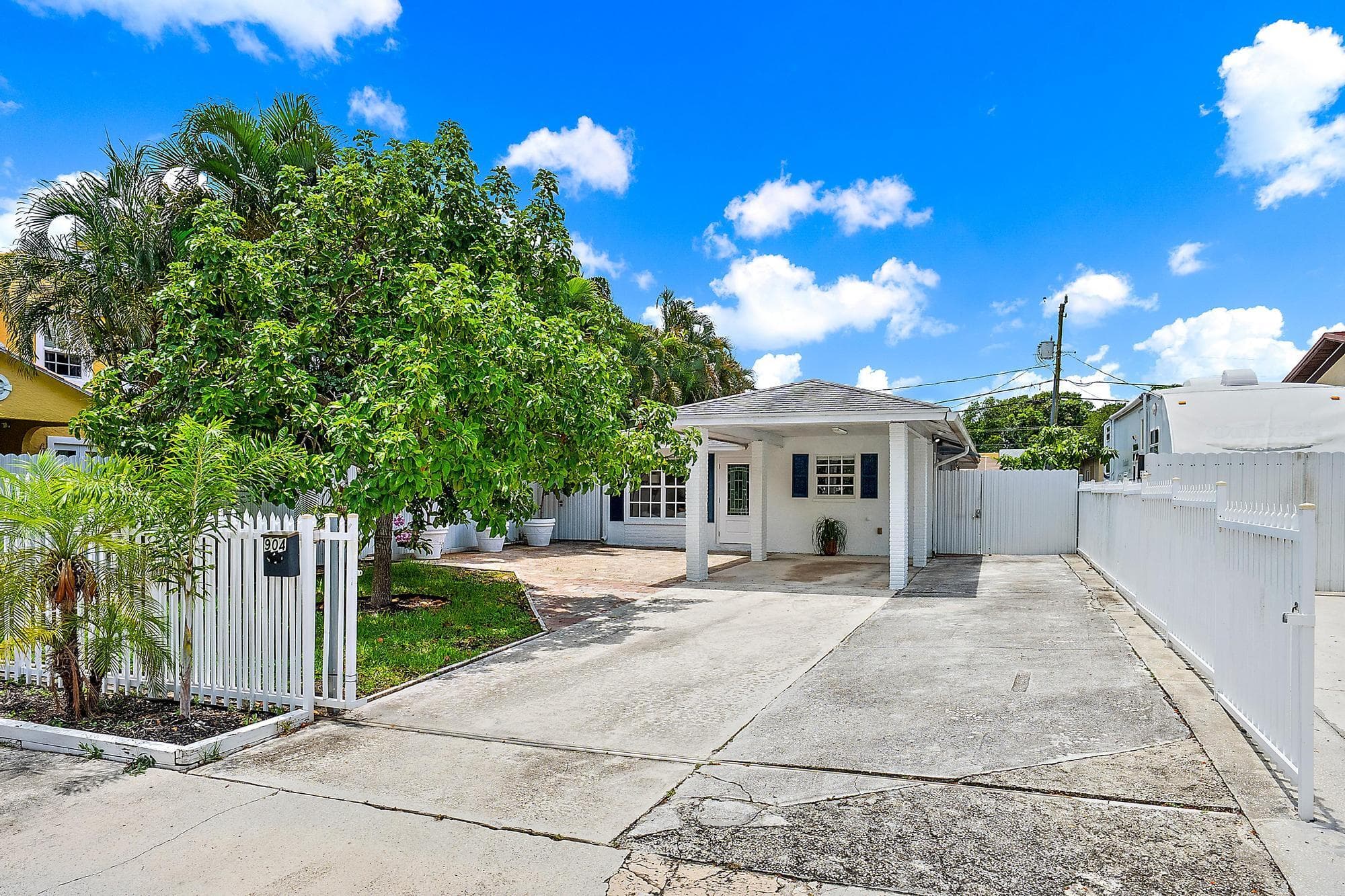 904 Ortega Road, West Palm Beach, FL 33405 — photo 3 of 21